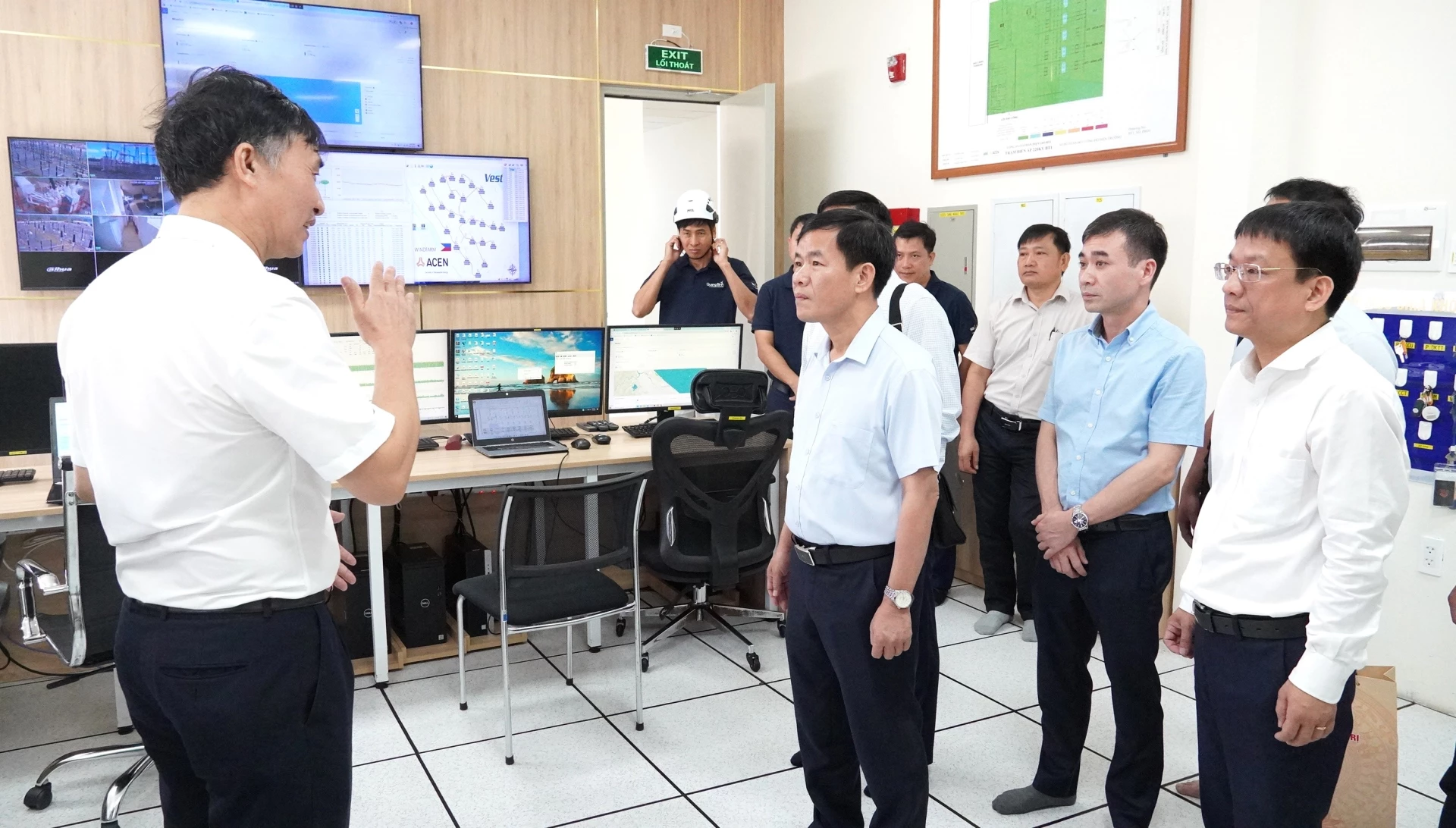 Đồng chí Nguyễn Văn Phương, Bí thư Tỉnh ủy thăm Trung tâm điều khiển tại cụm Nhà máy điện gió B&T - Ảnh: Q.V