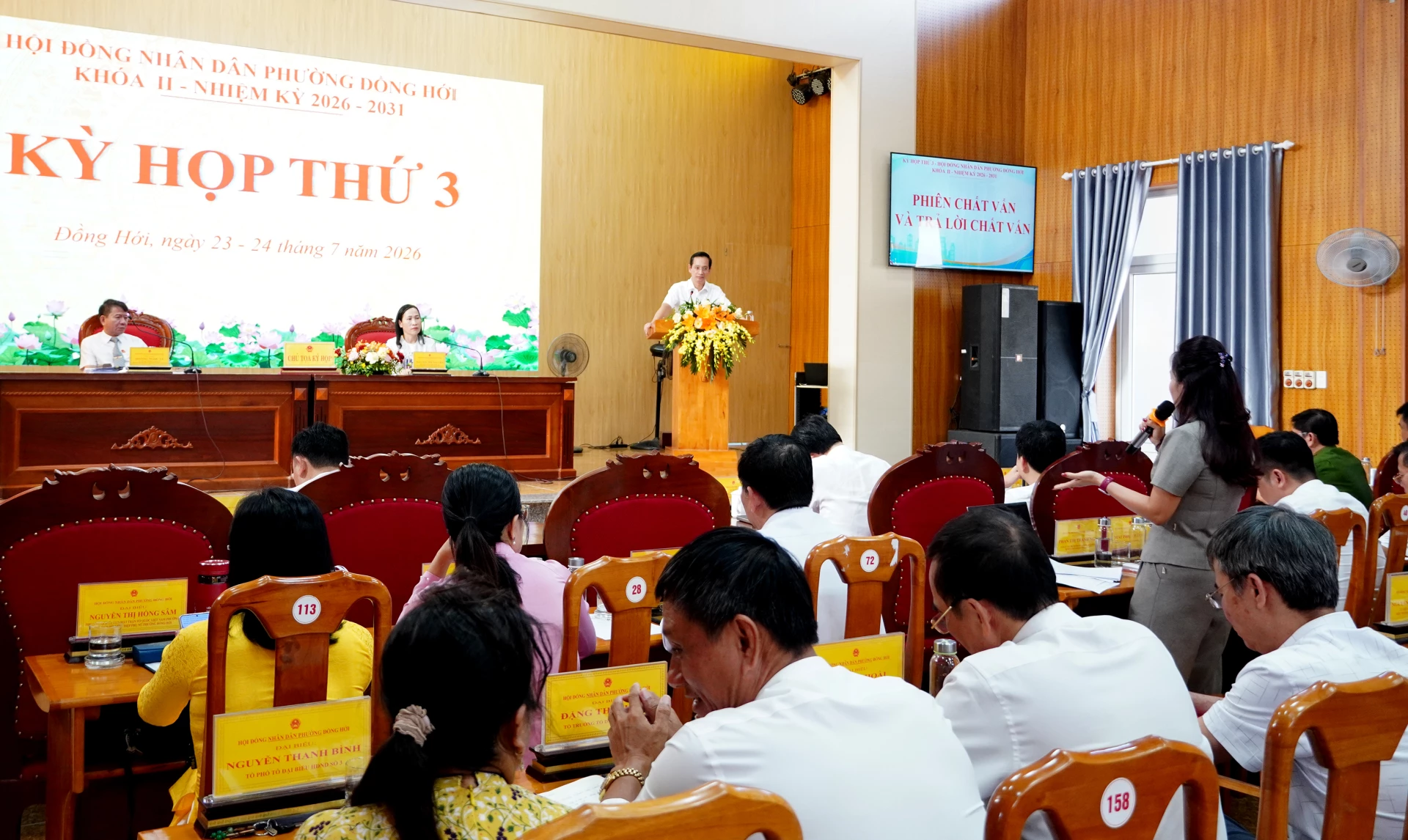 Đại biểu HĐND phường Đồng Hới chất vấn về các vấn đề cử tri quan tâm - Ảnh: H.Tr.