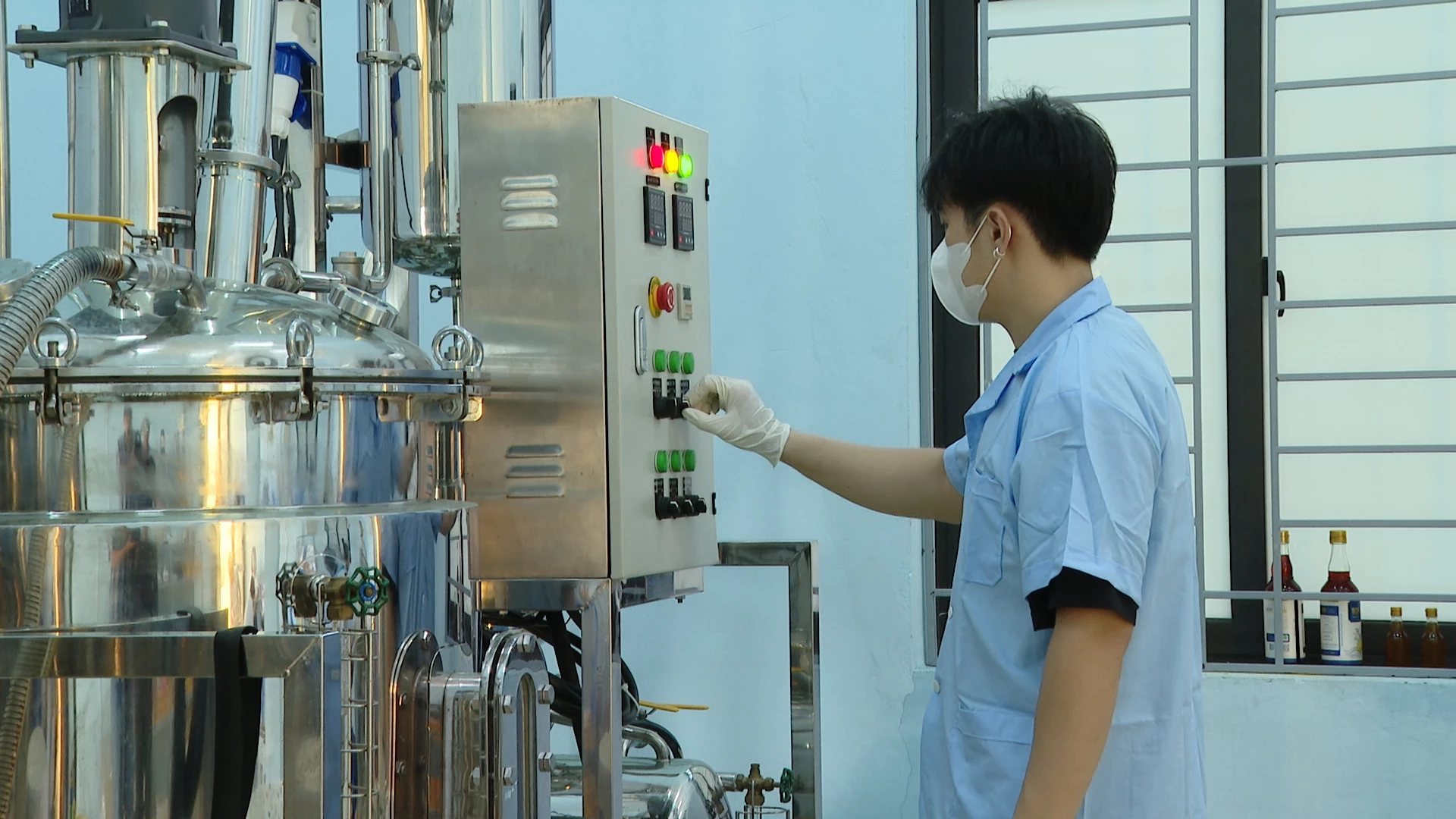 Đầu tư máy móc để sản xuất nước mắm Ngọc Biển