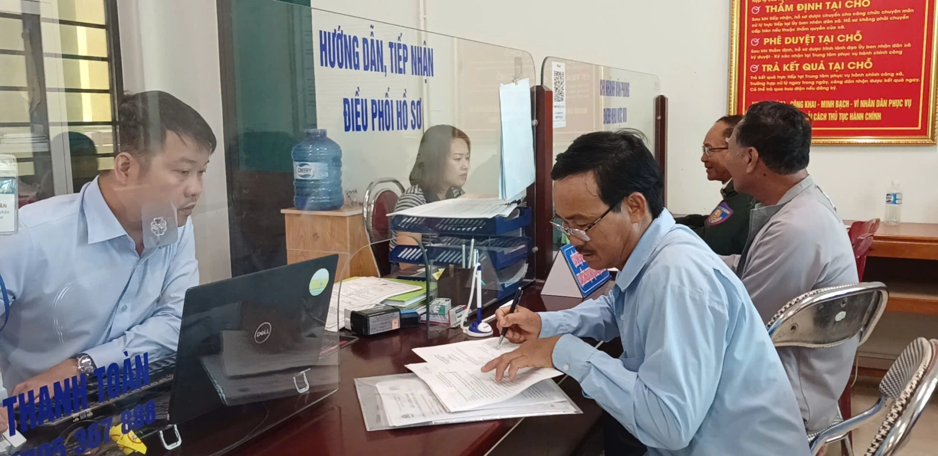 Cán bộ cấp xã tăng cường nâng cao trình độ chuyên môn nghiệp vụ giải quyết hồ sơ cho người dân-Ảnh: N.B