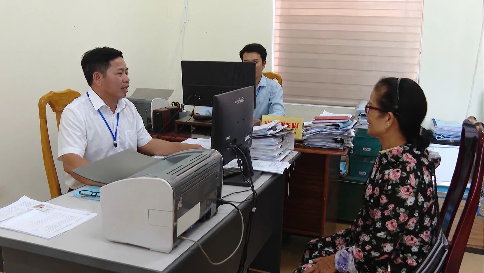 Anh Trần Như Lĩnh, chuyên viên Phòng Kinh tế, UBND xã Cam Hồng khắc phục khó khăn đáp ứng yêu cầu công việc trong bối cảnh mới-Ảnh: N.B