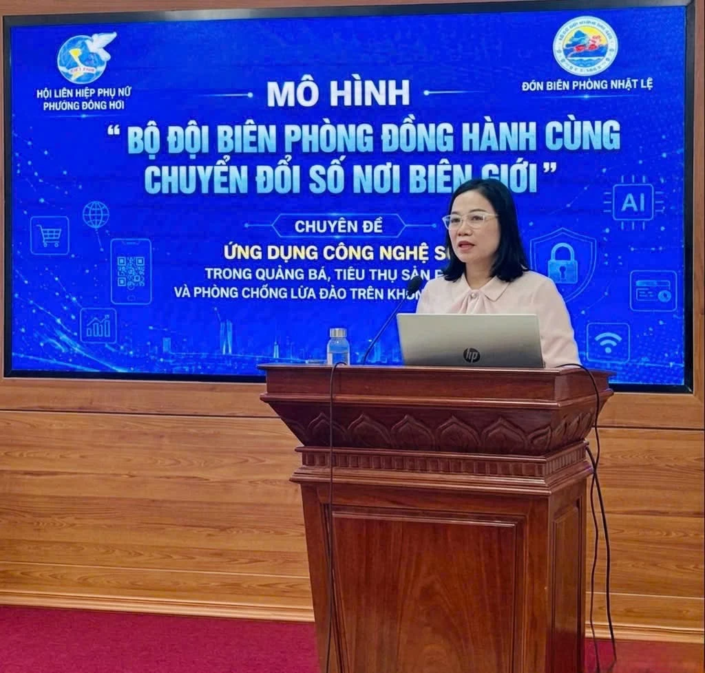 Hội Liên hiệp Phụ nữ phường Đồng Hới phối hợp với Đồn Biên phòng Nhật Lệ tập huấn mô hình “Bộ đội Biên phòng-Đồng hành chuyển đổi số nơi biên giới” - Ảnh: N.Q