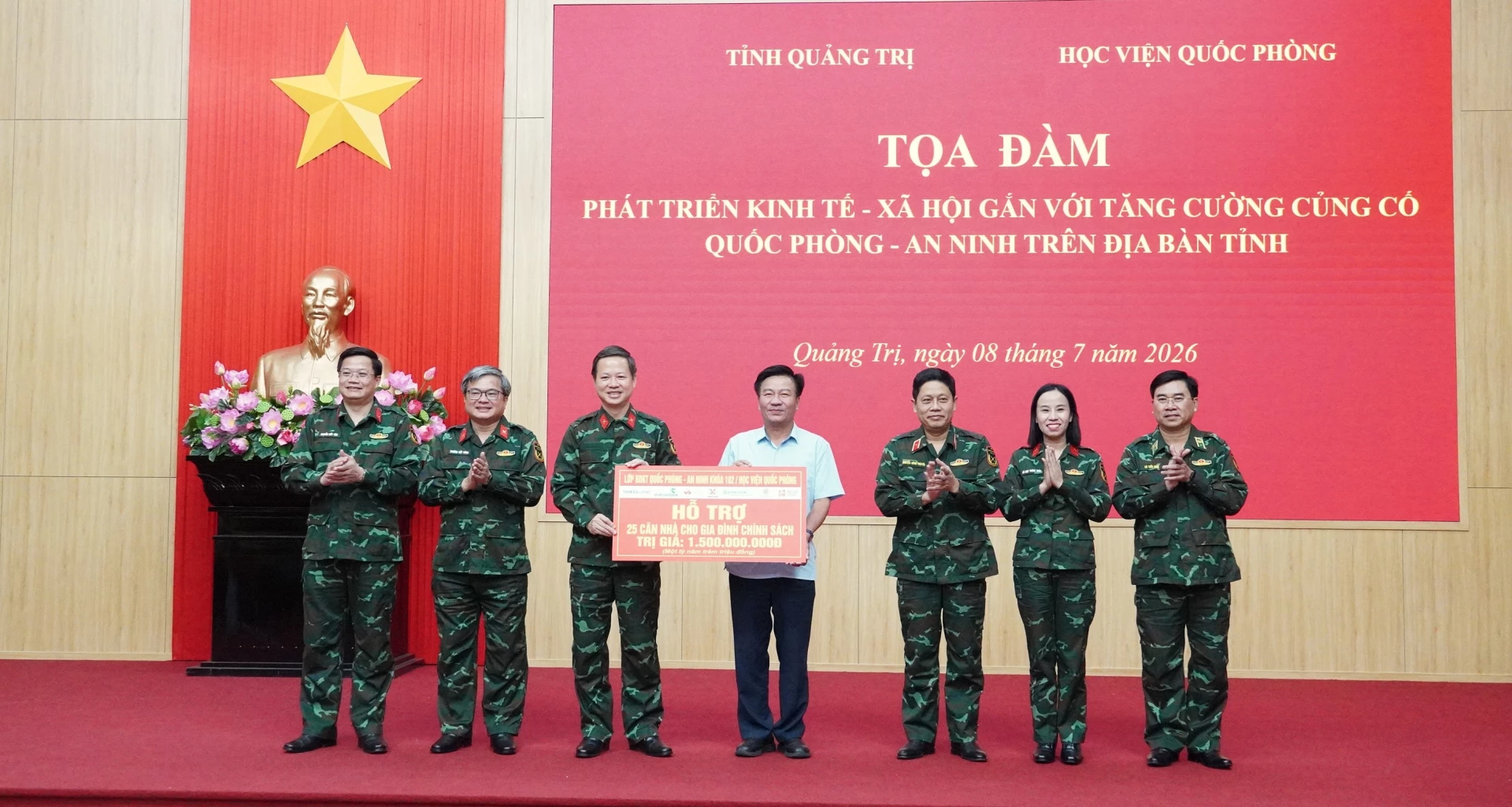 Tập thể Lớp bồi dưỡng kiến thức QP - AN đối tượng 1, Khóa 102, Học viện Quốc phòng hỗ trợ kinh phí xây dựng 25 căn nhà, tổng trị giá 1,5 tỉ đồng - Ảnh: Q.V