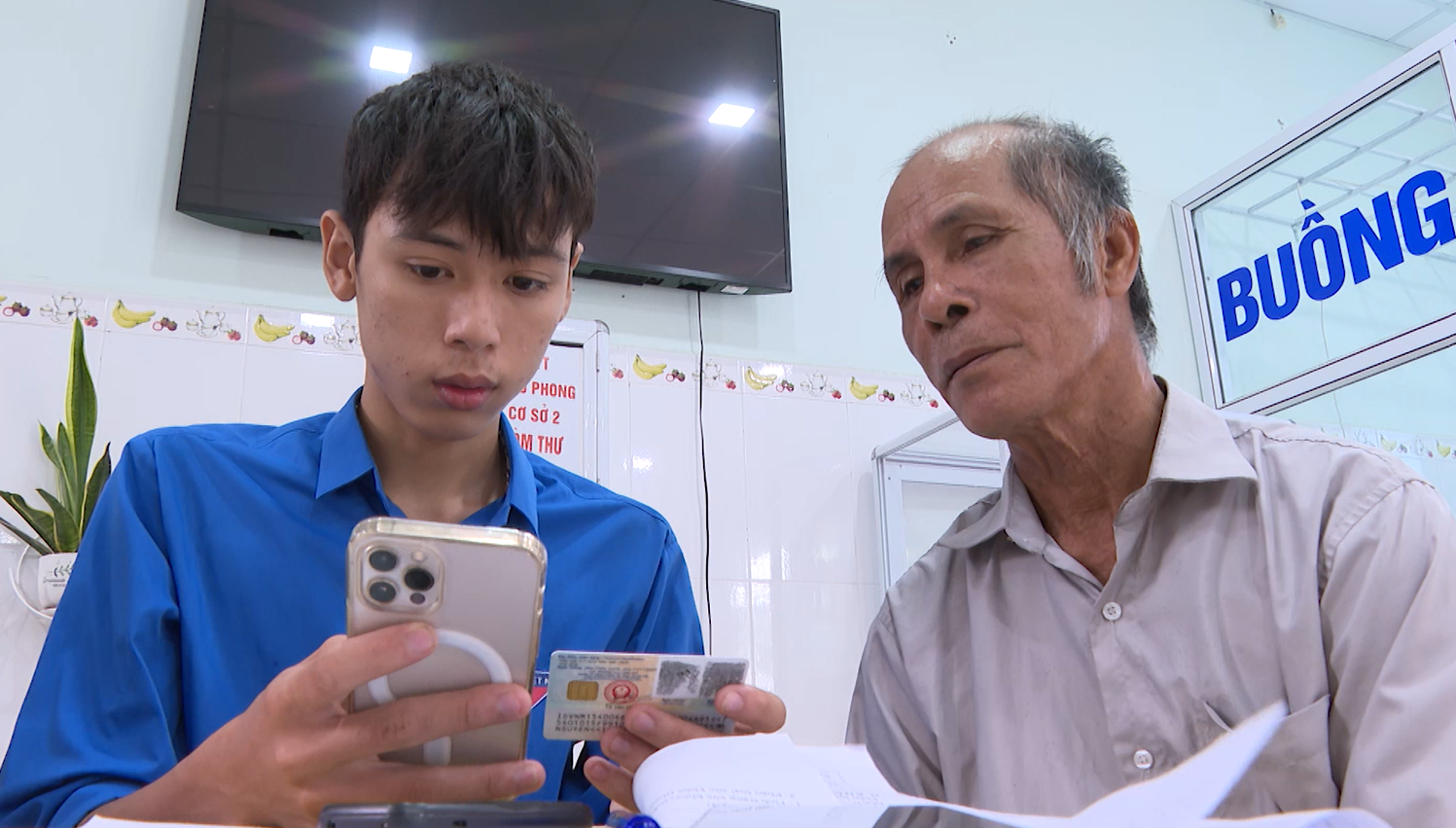 Cập nhật thông tin khám chữa bệnh vào Sổ sức khỏe điện tử-Ảnh: B.C