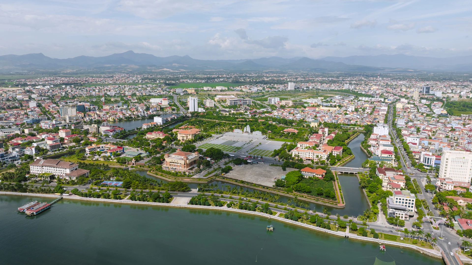 Đồng Hới huy động sự tham gia của cộng đồng dân cư trong xây dựng các tuyến phố sáng-xanh-sạch-đẹp, các khu dân cư văn minh và các điểm du lịch thân thiện - Ảnh: H.Tr