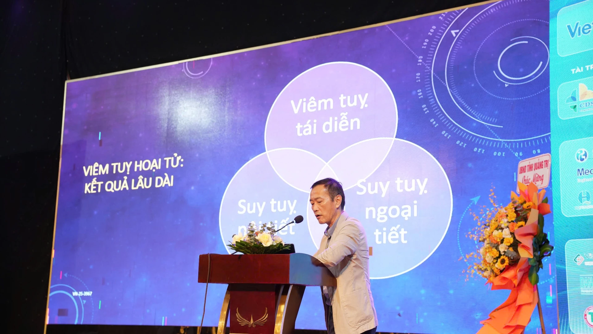 PGS.TS Phạm Anh Vũ, Trưởng Khoa Ngoại Tiêu hóa, Bệnh viện Trường Đại học Y dược Huế trình bày chuyên đề Cập nhật thái độ xử trí viêm tụy hoại tử - Ảnh: MT