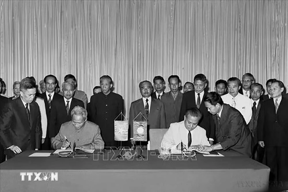 Ngày 18/7/1977, tại Thủ đô Vientiane (Lào), trong chuyến thăm của đoàn đại biểu cấp cao Đảng và Chính phủ Việt Nam do Tổng Bí thư Lê Duẩn và Thủ tướng Phạm Văn Đồng dẫn đầu,Cộng hòa xã hội chủ nghĩa Việt Nam và Cộng hòa dân chủ nhân dân Lào đã ký kết Hiệp ước hữu nghị và hợp tác, Hiệp ước hoạch định biên giới quốc gia, mở ra một trang mới trong quan hệ hợp tác toàn diện giữa hai nước. (Ảnh: Tư liệu TTXVN)