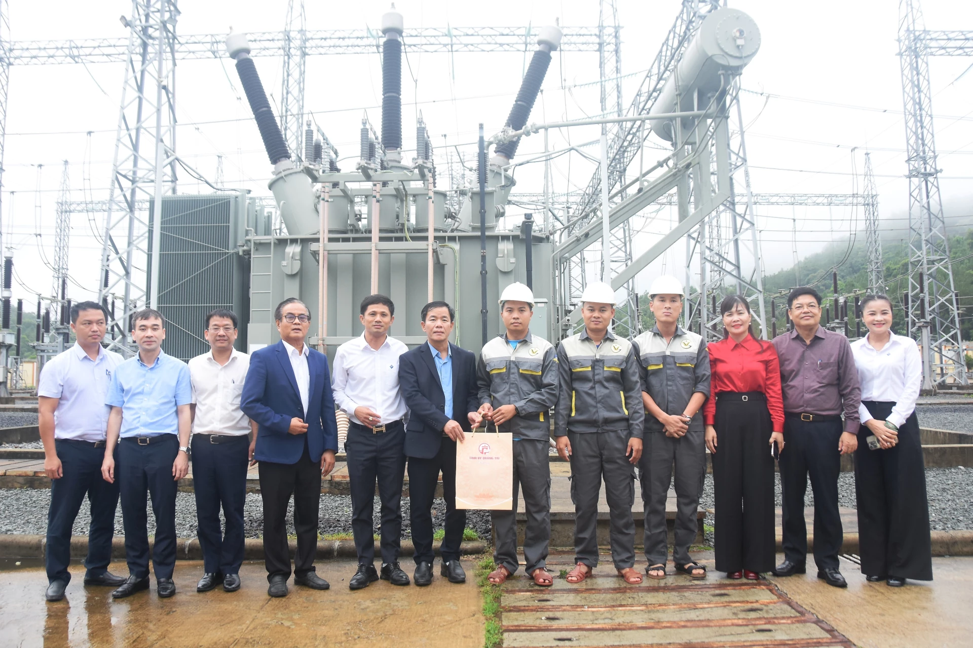 Đồng chí Bí thư Tỉnh ủy Nguyễn Văn Phương trao tặng quà động viên cán bộ, nhân viên Nhà máy điện gió Phong Liệu - Ảnh: Đ.V
