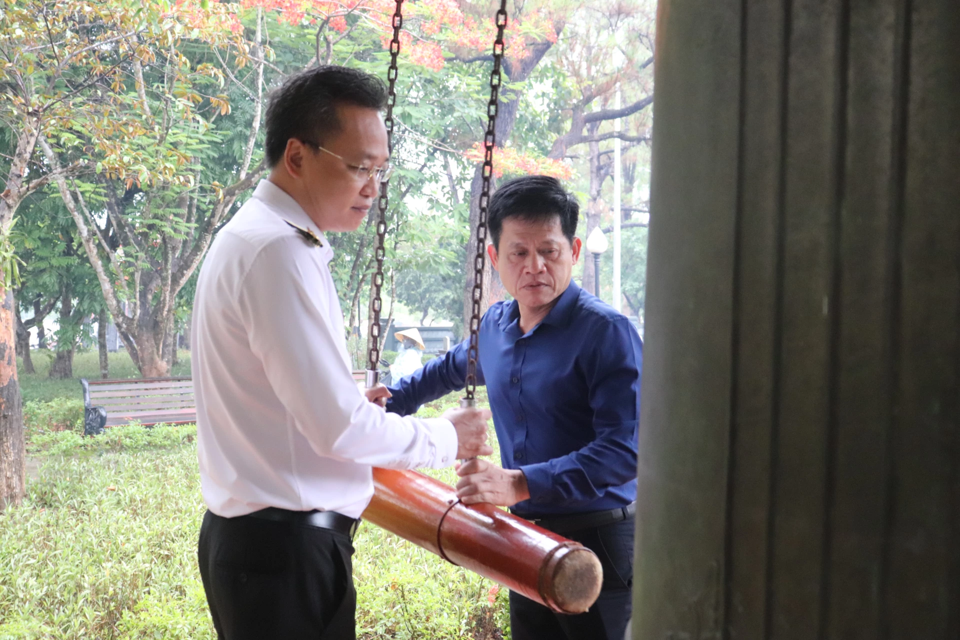 Đồng chí Nguyễn Hữu Nghĩa, Ủy viên BCH TW Đảng, Ủy viên Ban Thường vụ Đảng ủy Quốc hội, Bí thư Đảng ủy, Tổng Kiểm toán nhà nước cùng  đồng chí Lê Văn Bảo, Ủy viên Ban Thường vụ Tỉnh ủy, Phó Chủ tịch UBND tỉnh Quảng Trị thỉnh chuông tại Nghĩa trang Liệt sĩ Quốc gia Trường Sơn - ảnh: T.P