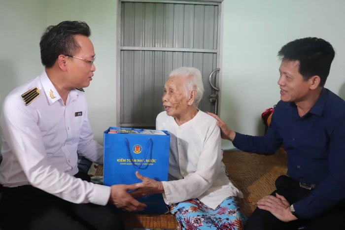 Đoàn công tác Kiểm toán Nhà nước tri ân các anh hùng liệt sĩ tại Quảng Trị