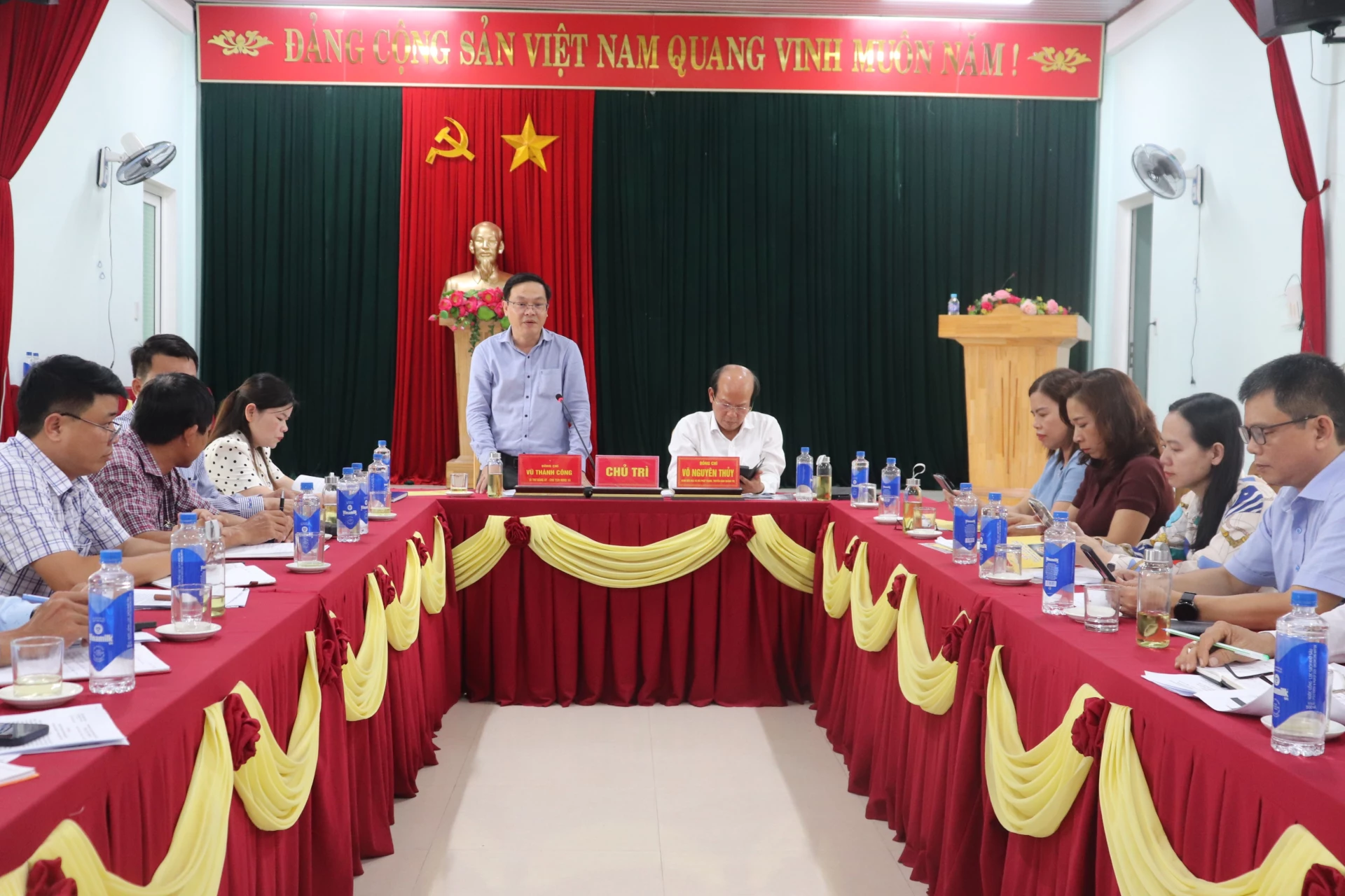 Đồng chí Vũ Thành Công, Bí thư Đảng ủy xã Nam Cửa Việt phát biểu kết luận tại buổi làm việc - Ảnh: T.P