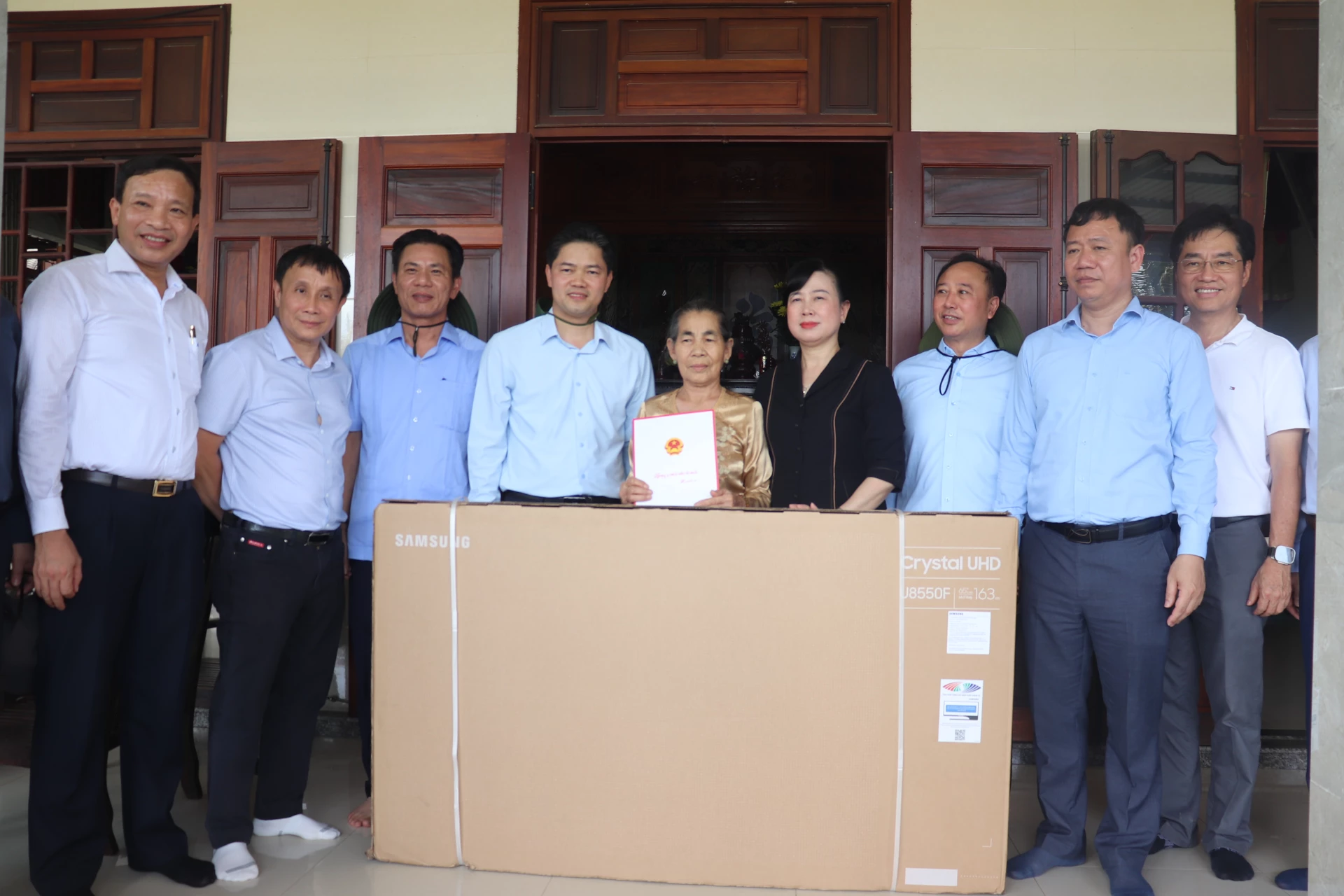 Đồng chí Đào Hồng Lan tặng quà cho gia đình bà Lê Thị Huê, thương binh 2/4, thương tật 61% tại xã Vĩnh Định - Ảnh: T.P