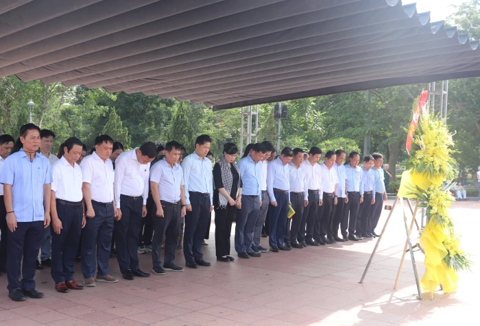 Đồng chí Bộ trưởng Bộ Y tế tri ân các anh hùng liệt sĩ và gia đình chính sách