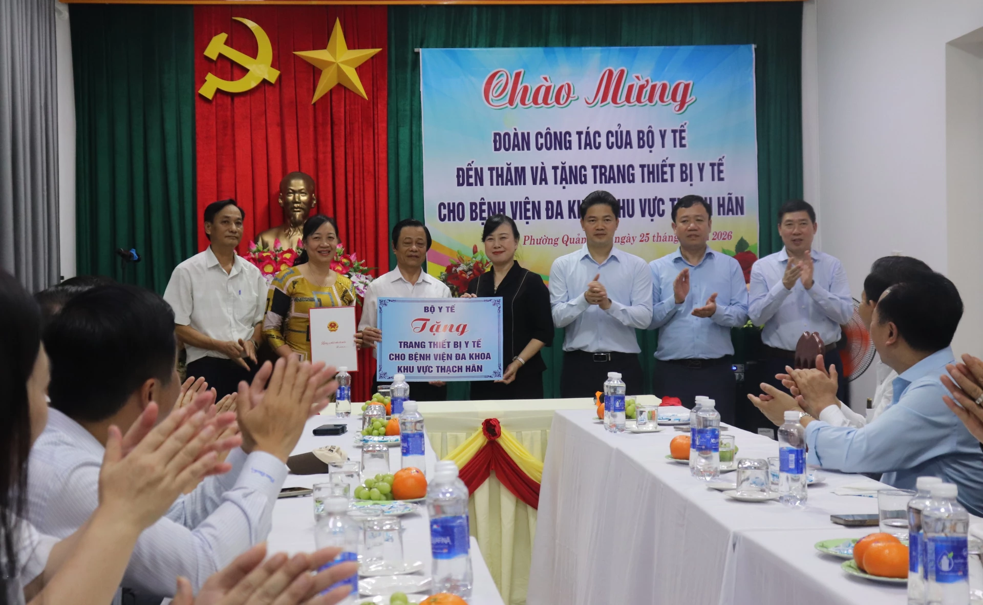 Đồng chí Đào Hồng Lan tặng các trang thiết bị, máy móc cho Bệnh viện Đa khoa khu vực Thạch Hãn - Ảnh: T.P