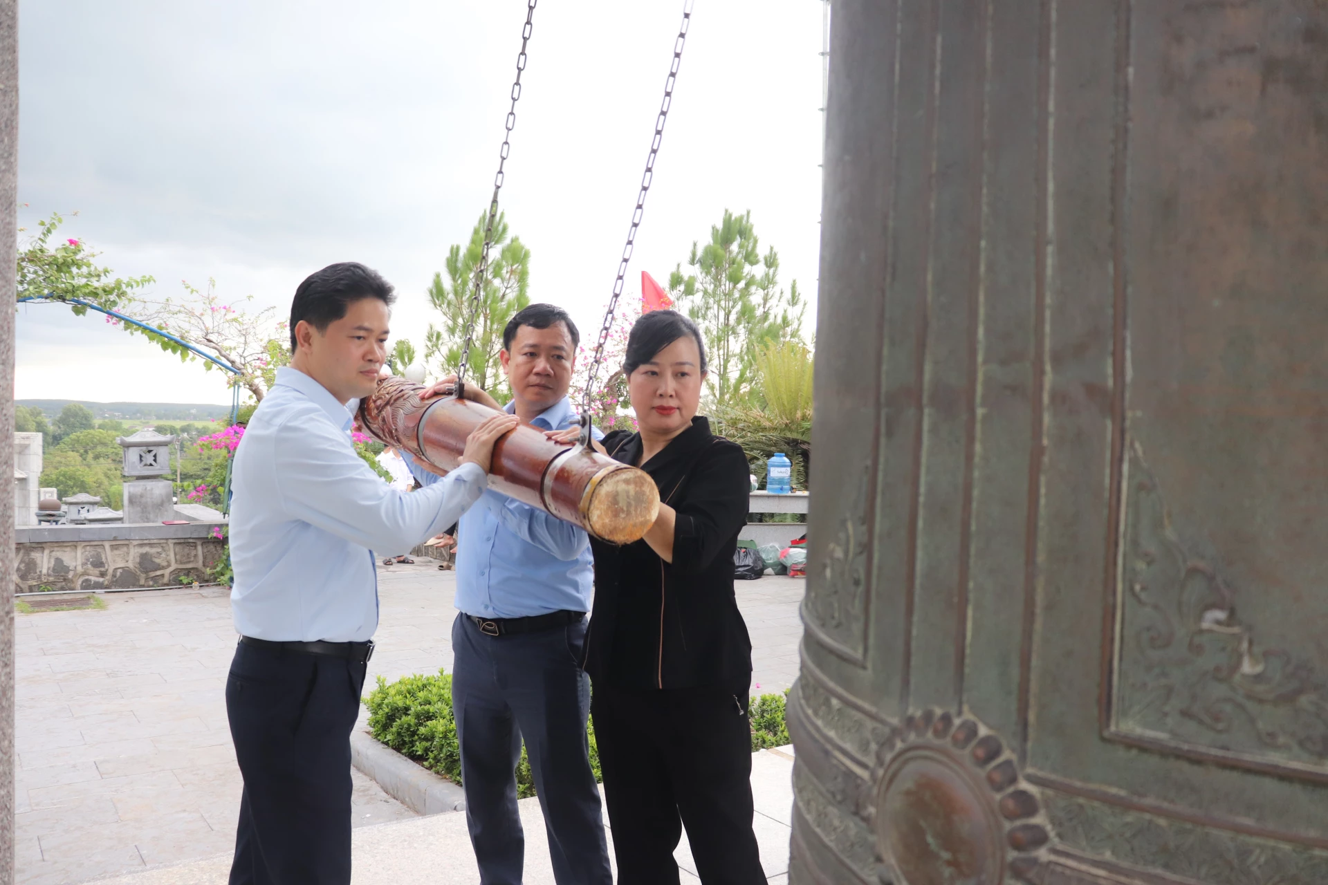 Lãnh đạo Bộ Y tế thỉnh chuông tại Nghĩa trang Liệt sĩ Quốc gia Đường 9 - Ảnh: T.P
