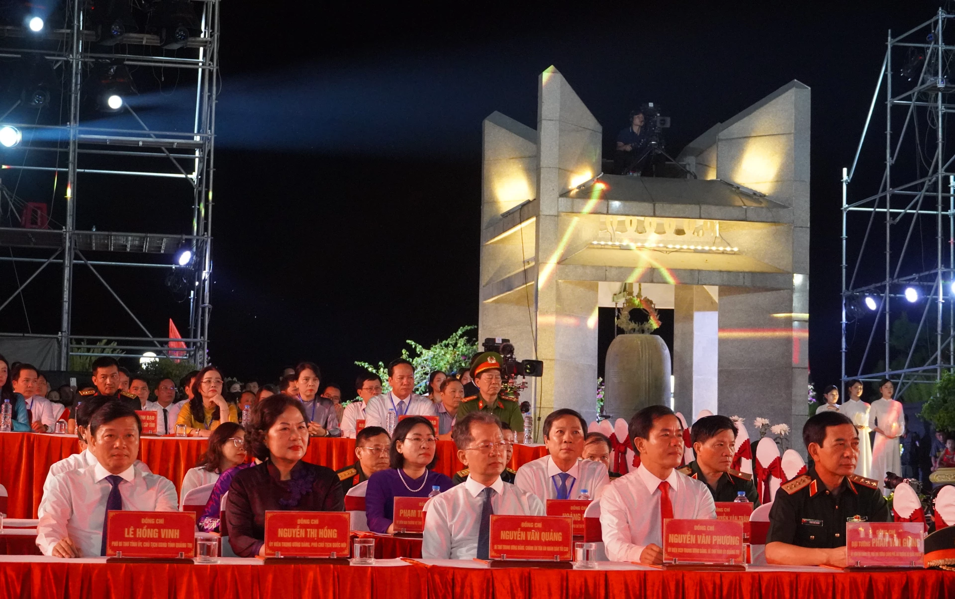 Đại tướng Phan Văn Giang, Ủy viên Bộ Chính trị, Phó Thủ tướng Chính phủ, Bộ trưởng Bộ Quốc phòng xúc động khi theo dõi chùm phóng sự  - Ảnh: T.P