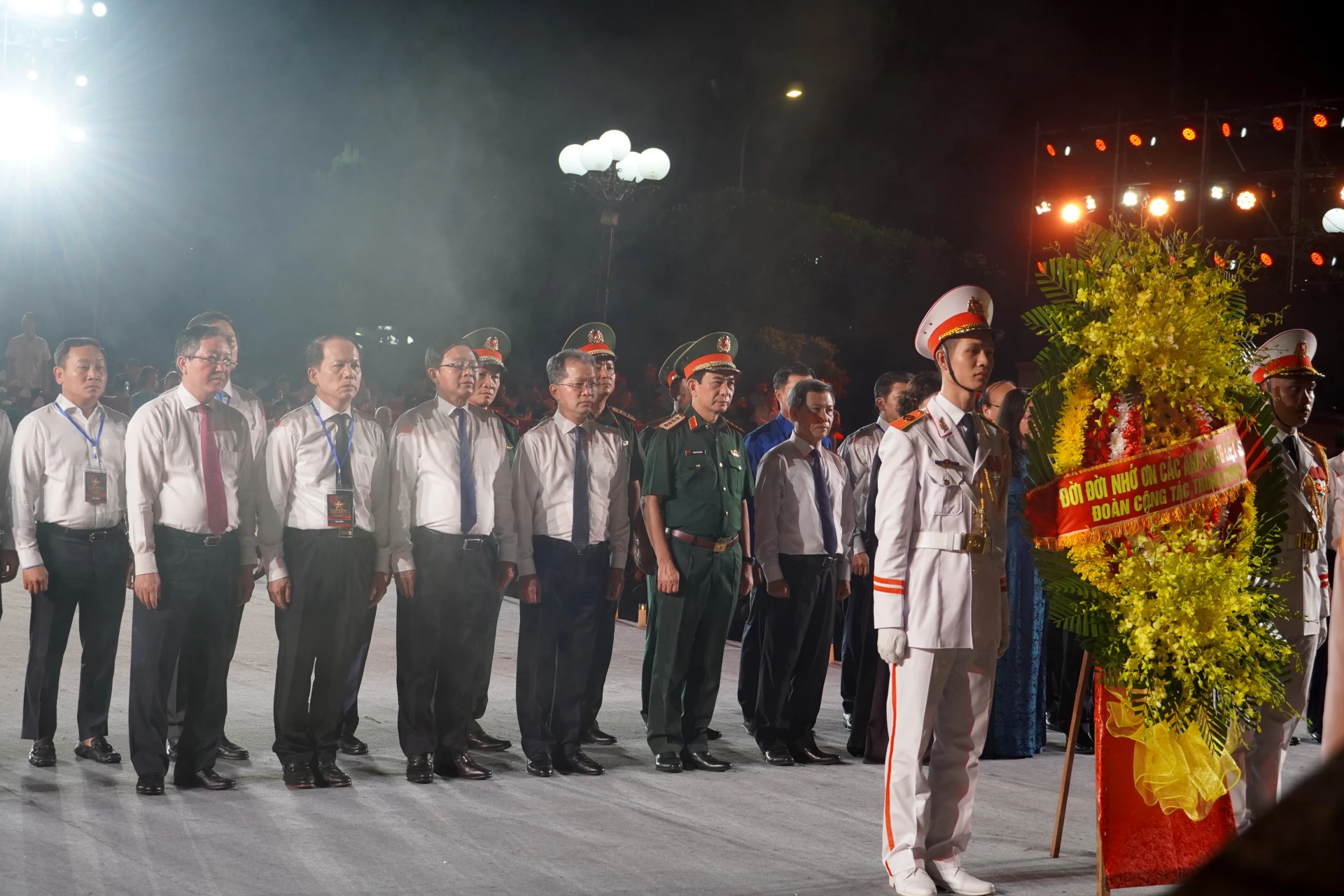 Lãnh đạo Đảng, Nhà nước, địa phương dâng hương, dâng hoa trước Đài tưởng niệm tại Nghĩa trang liệt sĩ quốc gia Đường 9 - Ảnh: T.P