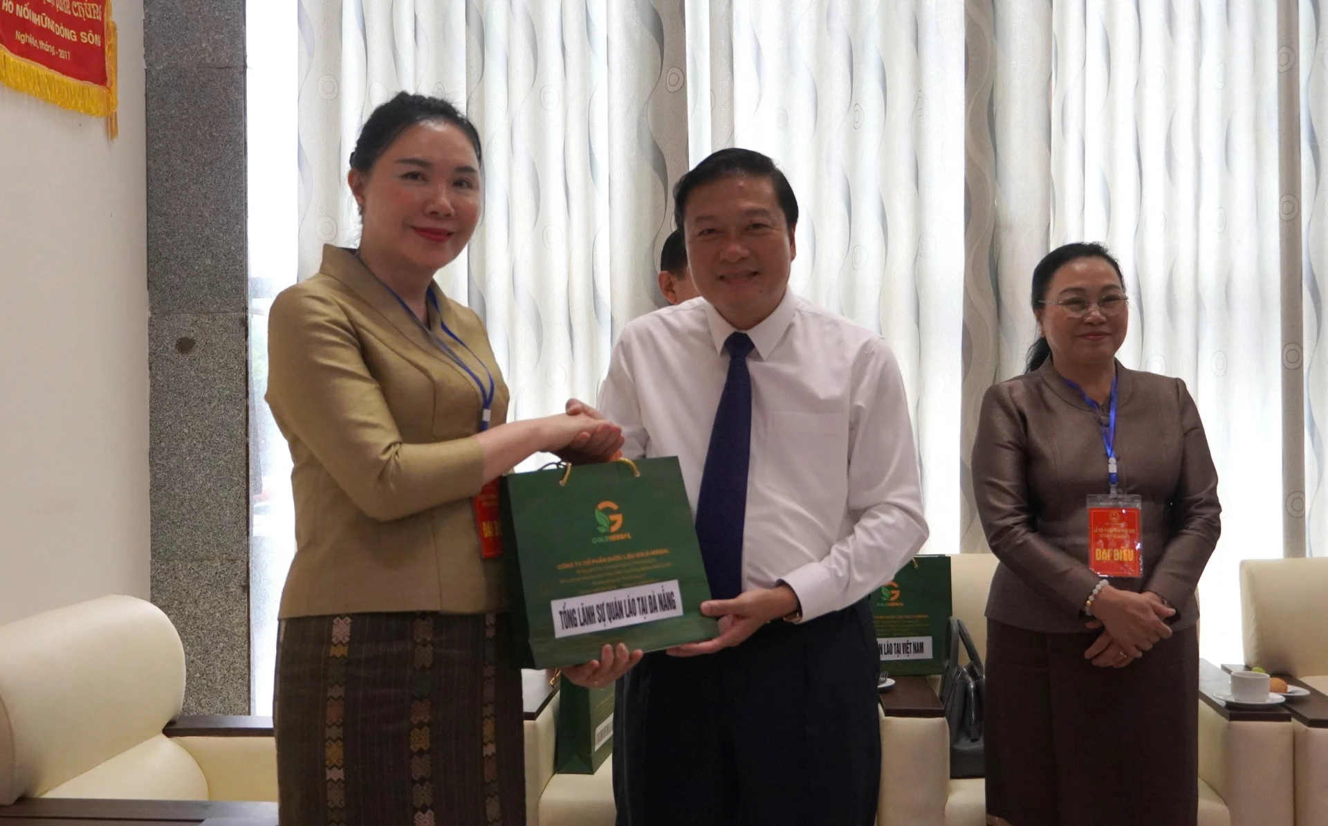 Đồng chí Lê Hồng Vinh, Phó Bí thư Tỉnh ủy, Chủ tịch UBND tỉnh tặng quà cho Tổng lãnh sự quán tại nước CHDCND Lào tại Thành phố Đà Nẵng - Ảnh: T.P