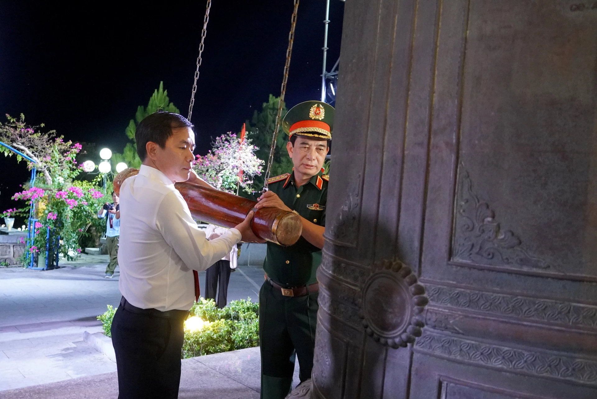 Đồng chí Đại tướng Phan Văn Giang, Phó Thủ tướng Chính phủ, Bộ trưởng Bộ Quốc phòng và đồng chí Nguyễn Văn Phương, Bí thư Tỉnh ủy thỉnh chuông tại Nghĩa trang liệt sĩ quốc gia Đường 9 - Ảnh: T.P