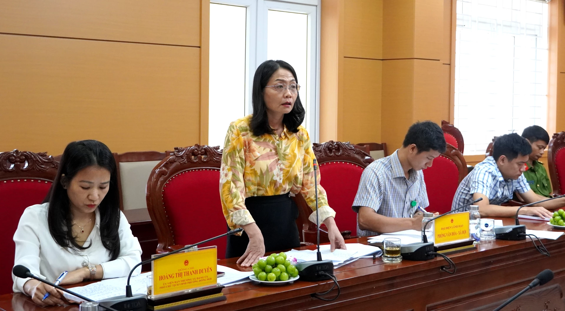 Đại diện lãnh đạo ngành chức năng phường Đồng Hới báo cáo, trao đổi tình hình kết quả thực hiện pháp luật về ATTP trên địa bàn phường - Ảnh: H.Tr.