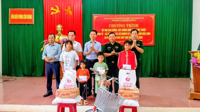 Bộ đội Biên phòng Cồn Roàng tặng cây, con giống cho người dân xã Thượng Trạch