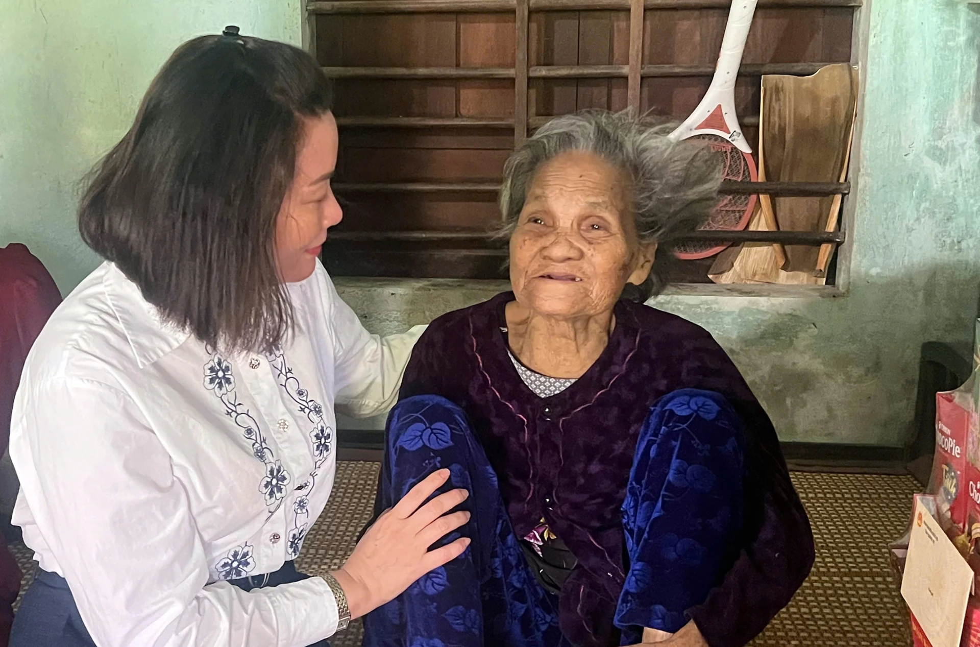Đồng chí Nguyễn Minh Tâm, Tỉnh ủy viên, Phó Trưởng đoàn chuyên trách Đoàn ĐBQH tỉnh thăm gia đình bà Nguyễn Thị Nĩa, người thờ cúng liệt sĩ Trần Bá Dũ - Ảnh: N.M
