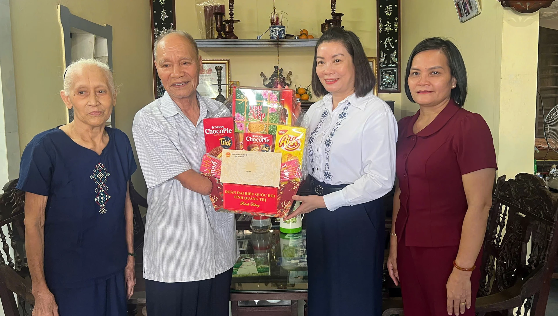 Đồng chí Nguyễn Minh Tâm, Tỉnh ủy viên, Phó Trưởng đoàn chuyên trách Đoàn ĐBQH tỉnh thăm và tặng quà gia đình ông gia đình ông Nguyễn Văn Sừng, người thờ cúng các liệt sĩ Nguyễn Văn Thi và Nguyễn Thị Thuyết - Ảnh: N.M