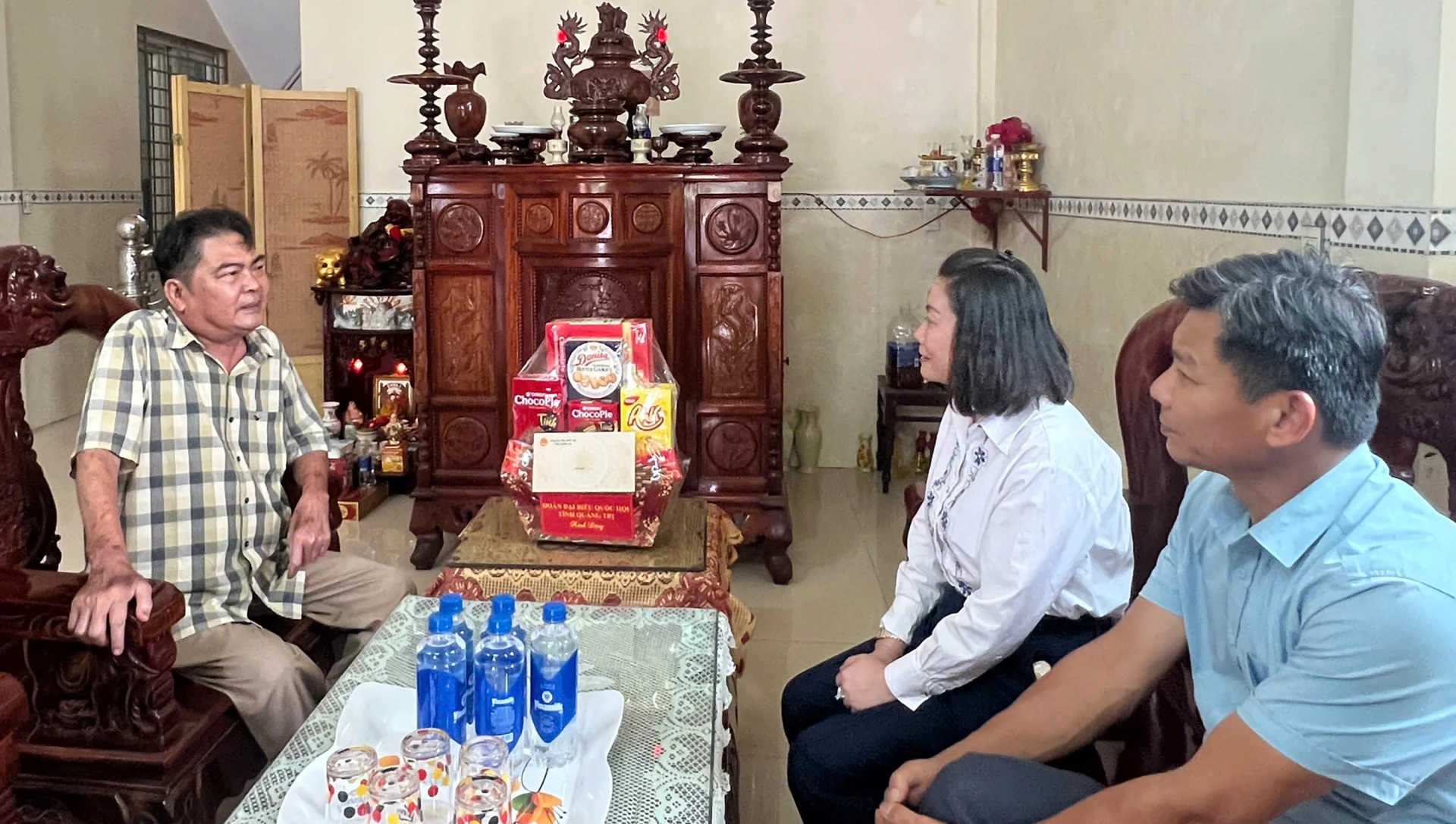 Đồng chí Nguyễn Minh Tâm, Tỉnh ủy viên, Phó Trưởng đoàn chuyên trách Đoàn ĐBQH tỉnh ân cần thăm hỏi thân nhân liệt sĩ Hoàng Đức Thọ - Ảnh: N.M