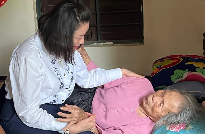Lãnh đạo Đoàn đại biểu Quốc hội tỉnh thăm Bà mẹ Việt Nam anh hùng và các gia đình chính sách