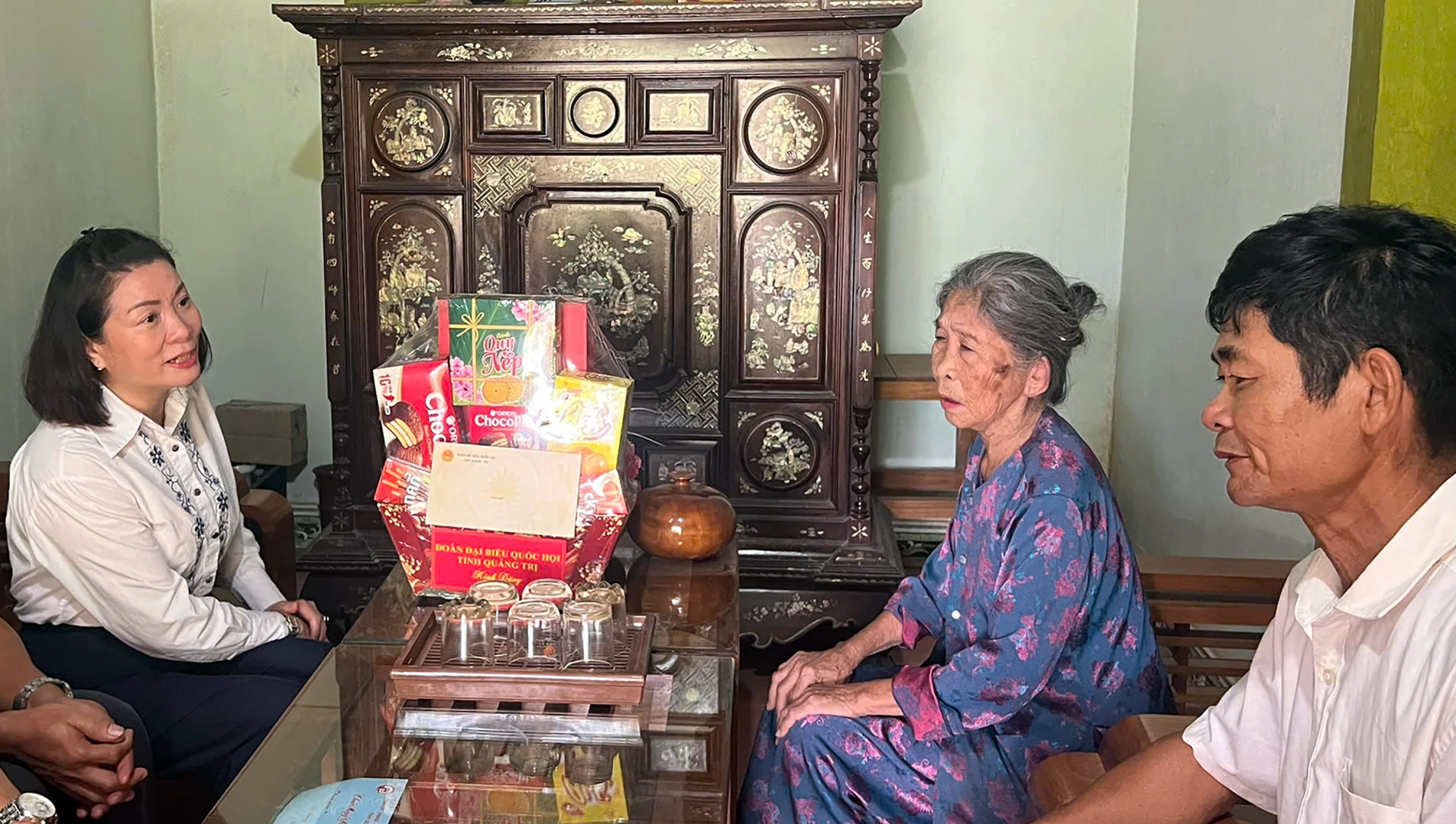 Đồng chí Nguyễn Minh Tâm, Tỉnh ủy viên, Phó Trưởng đoàn chuyên trách Đoàn ĐBQH tỉnh thăm gia đình gia đình bà Nguyễn Thị Tâm, người thờ cúng liệt sĩ Lê Văn Hóa - Ảnh: N.M