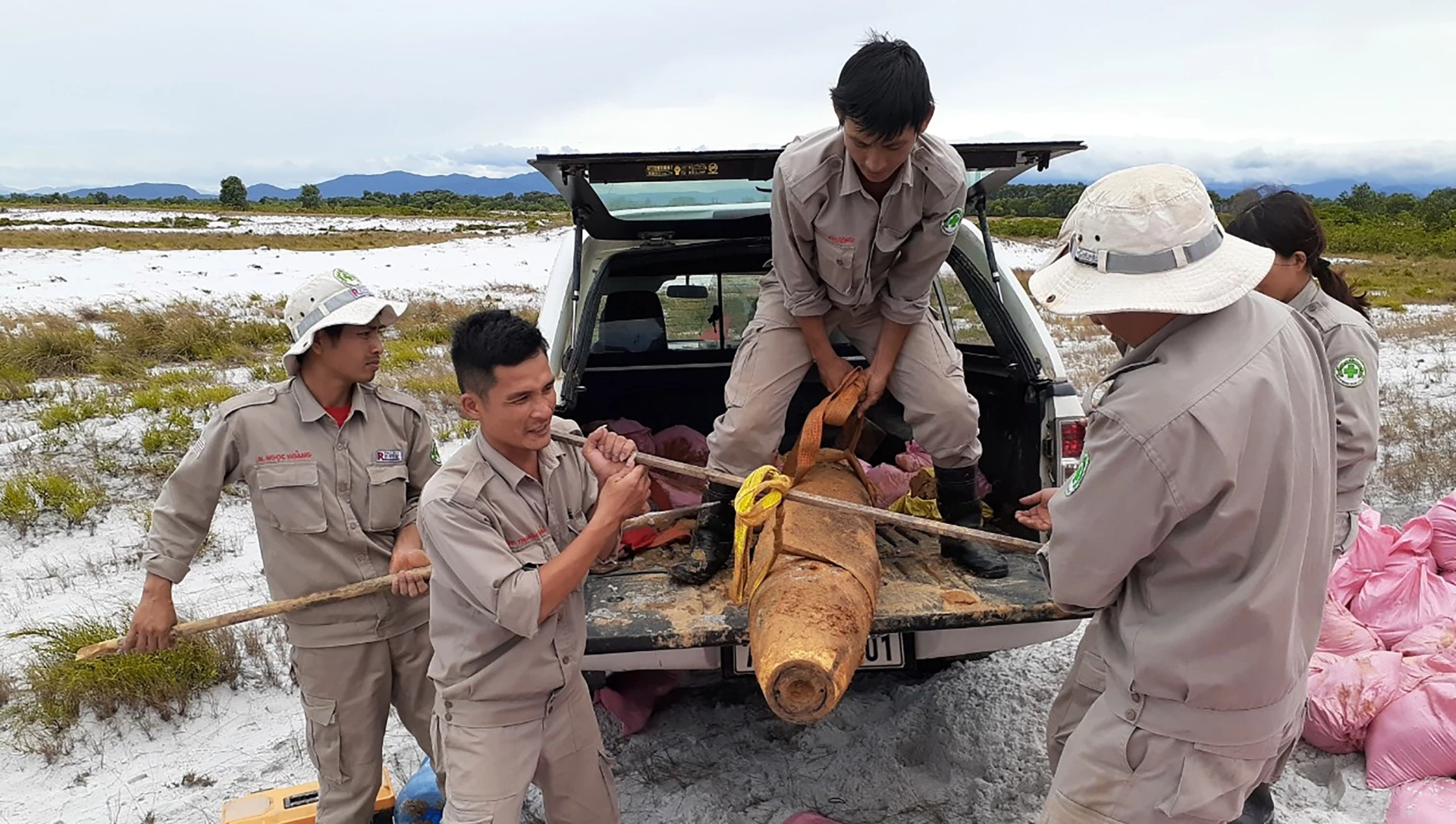 Cán bộ, kỹ thuật viên Trung tâm Hành động bom mìn Quảng Trị (QTMAC) góp phần trả lại bình yên cho đất đai và người dân - Ảnh: QTMAC
