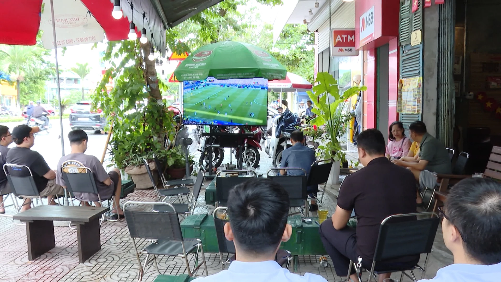Nhiều quán cà phê trở thành điểm hẹn của người yêu bóng đá - Ảnh: LT