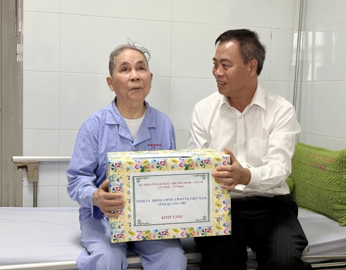 Đồng chí Chủ tịch HĐND tỉnh thăm, tặng quà gia đình người có công