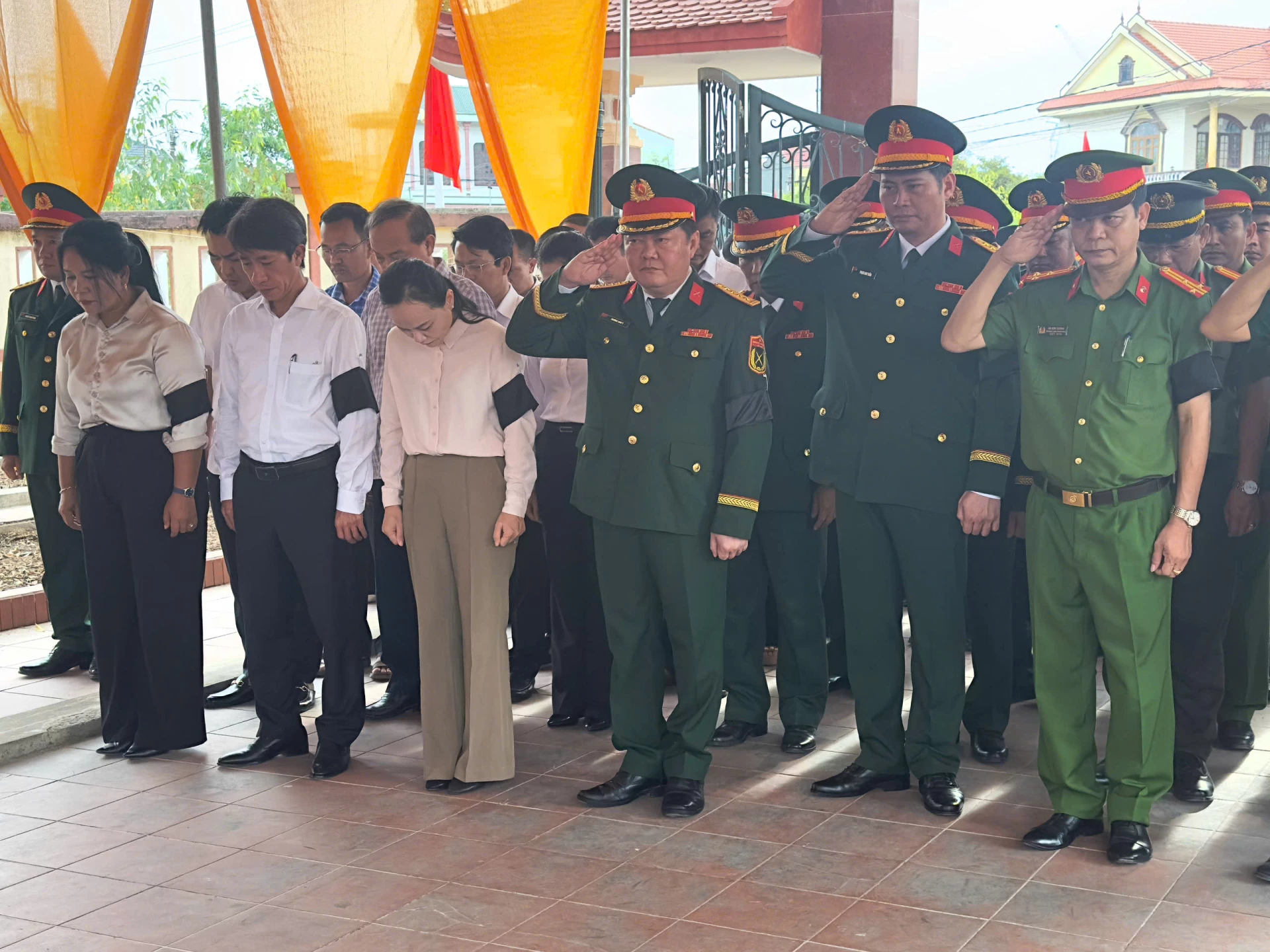 Lễ truy điệu hài cốt liệt sĩ diễn ra trong không khí trang nghiêm, xúc động - Ảnh: Thùy Trang