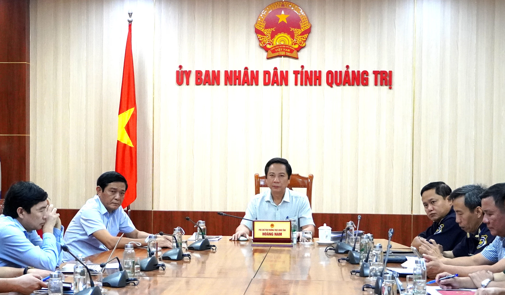 Đồng chí Hoàng Nam, Phó Chủ tịch Thường trực UBND tỉnh và các đại biểu tham dự hội nghị tại điểm cầu tỉnh Quảng Trị - Ảnh: H.Tr