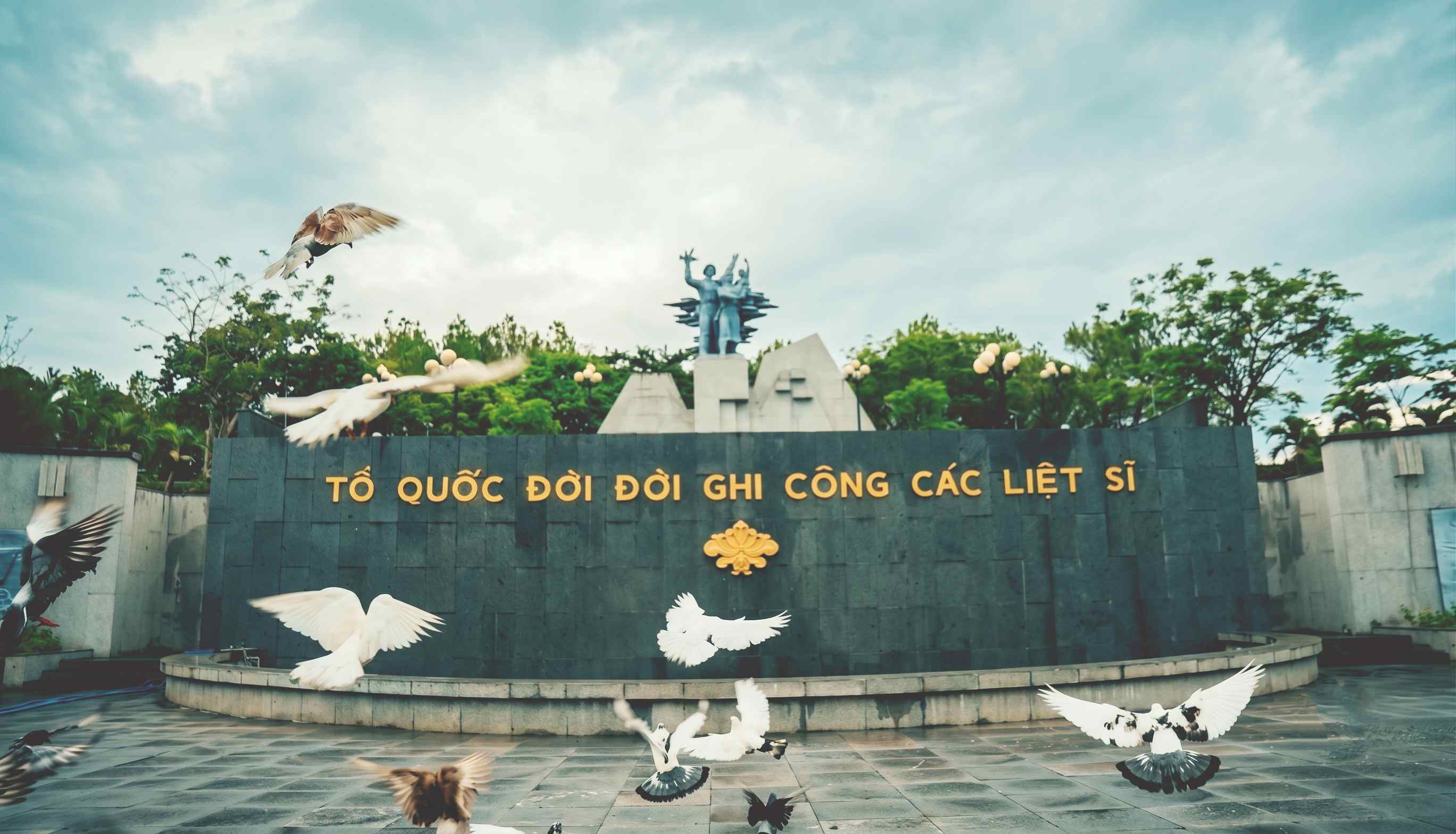 Những chú chim bồ câu tung bay tự do giữa không gian Nghĩa trang liệt sĩ quốc gia Đường 9 - Ảnh:  Q.H
