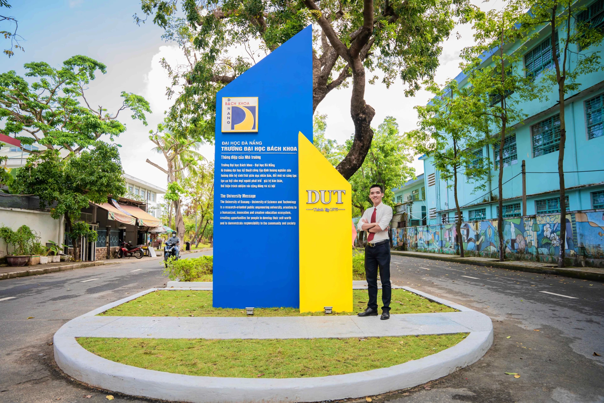 Nguyễn Trí Bằng luôn nhớ đến ngôi trường đã nâng những bước chân đầu tiên của mình-Ảnh: NVCC