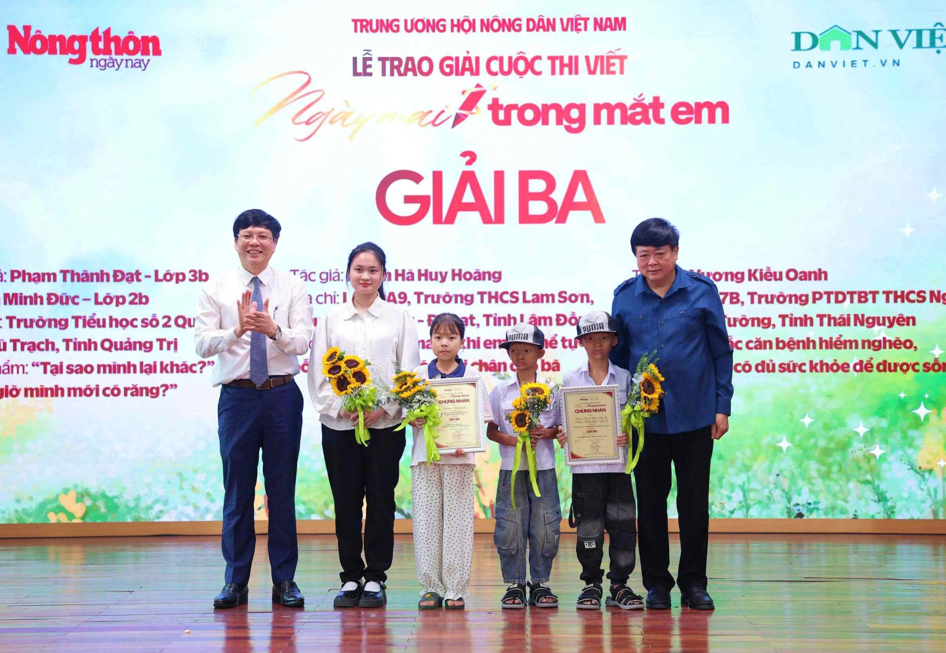 Em Thành Đạt (thứ 2, từ phải sang) và Minh Đức (thứ 3, từ phải sang) nhận giải ba cuộc thi “Ngày mai trong mắt em” - Ảnh: NVCC