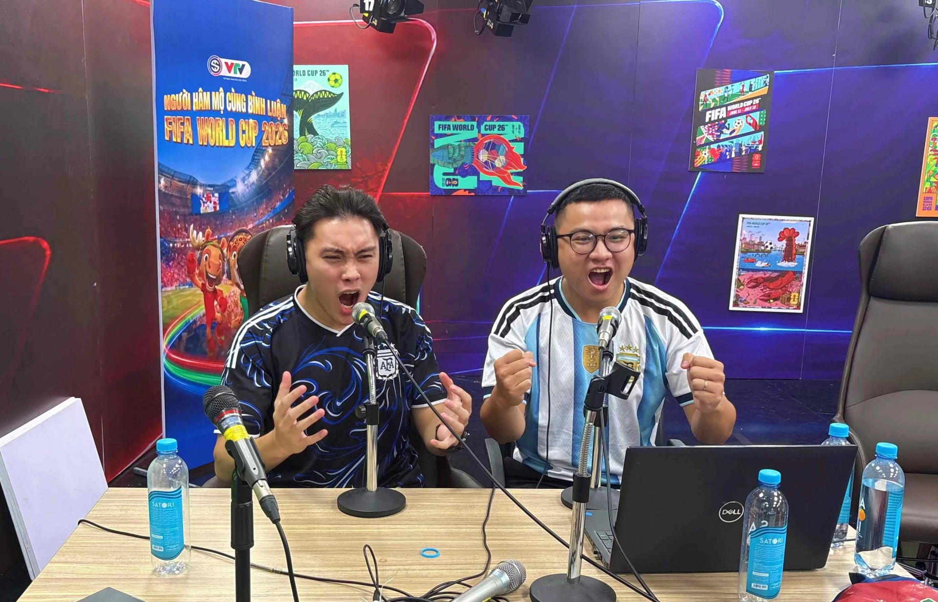 Vũ Hùng (trái) cùng người bạn đồng hành “tiếp lửa” trong một trận bóng giàu cảm xúc-Ảnh: NVCC