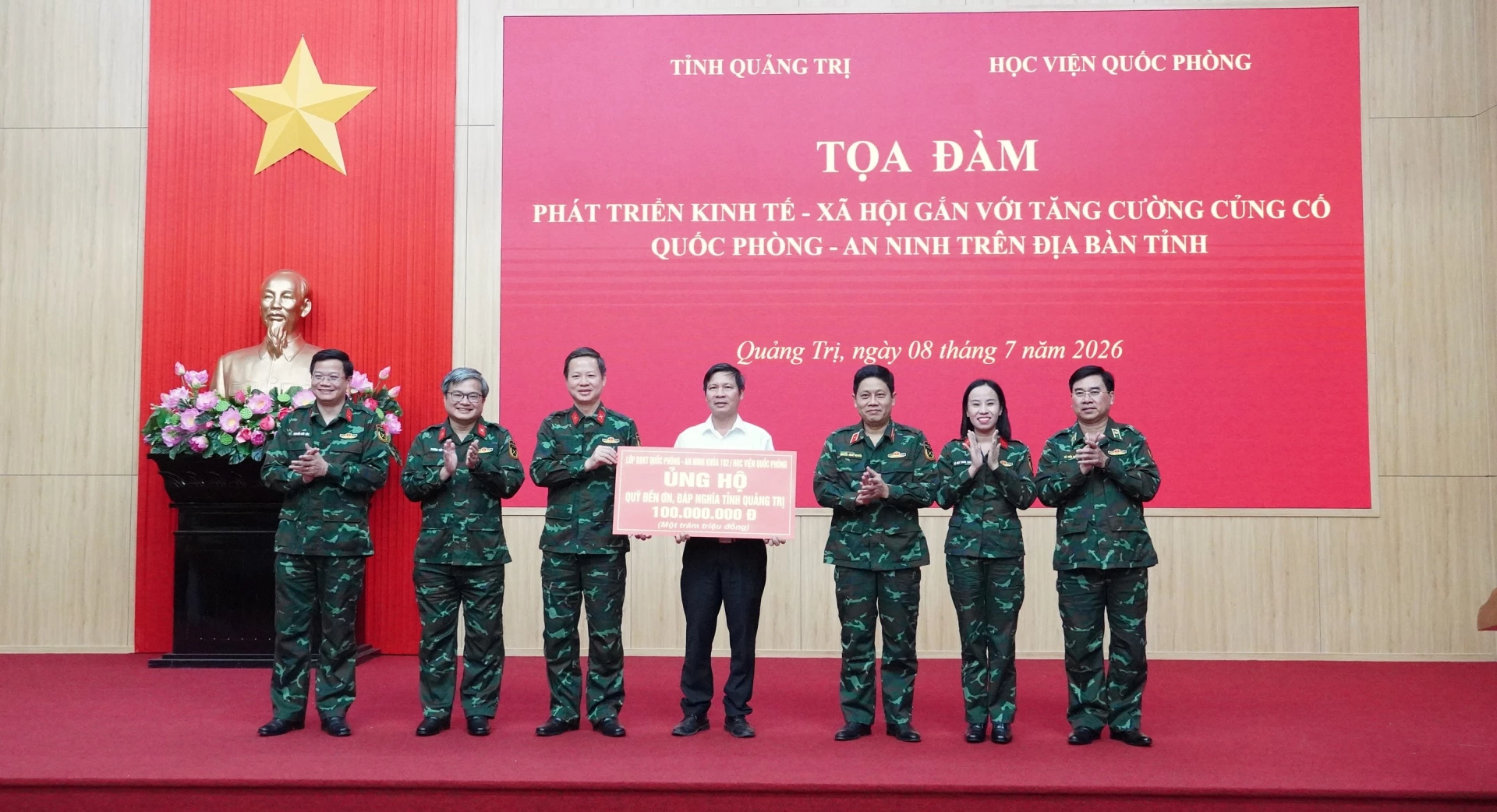 Tập thể Lớp bồi dưỡng kiến thức QP - AN đối tượng 1, Khóa 102, Học viện Quốc phòng ủng hộ Quỹ đền ơn đáp nghĩa của tỉnh Quảng Trị 100 triệu đồng - Ảnh: Q.V