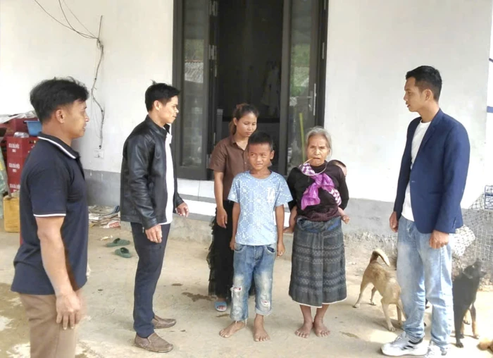 Hết lòng vì việc chung