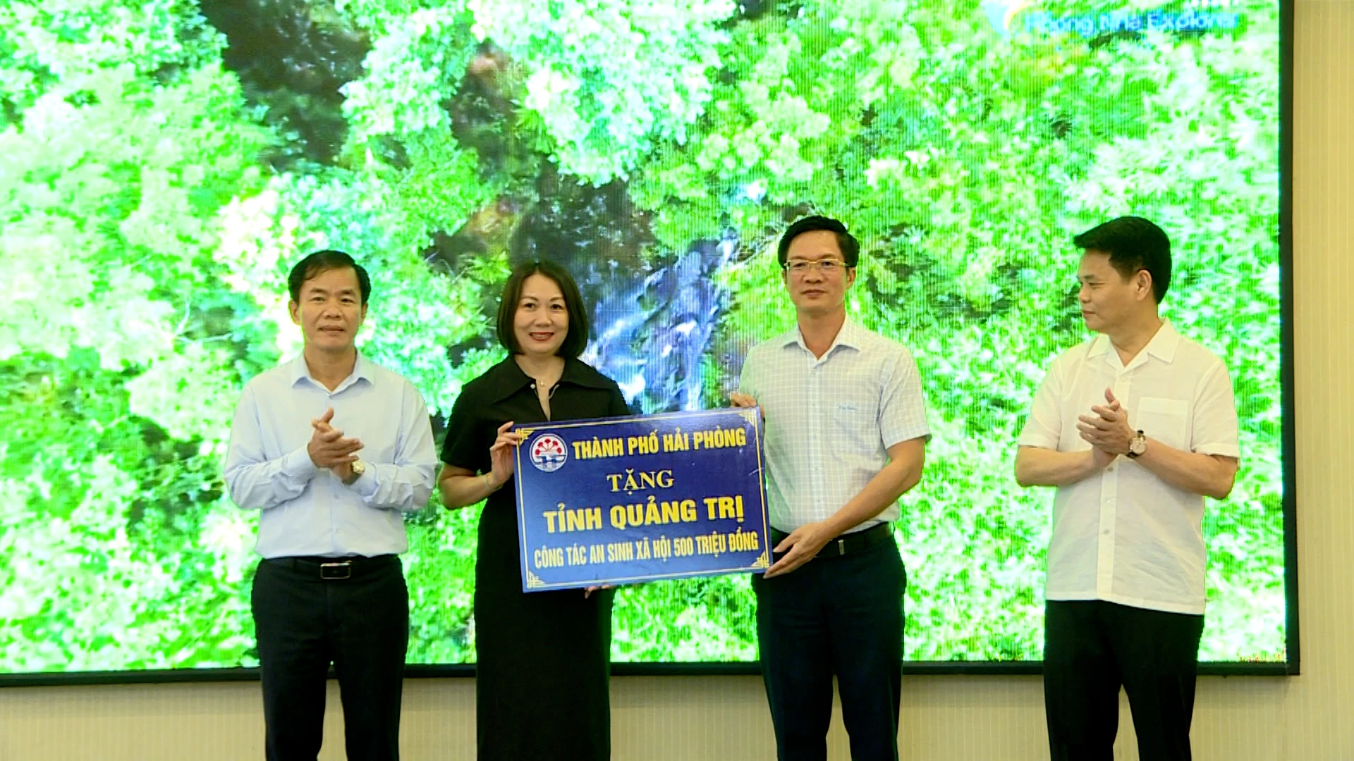 Đoàn công tác TP Hải Phòng trao quà an sinh xã hội cho tỉnh Quảng Trị - Ảnh: T.T