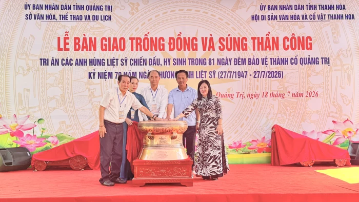 Bàn giao trống đồng, súng thần công do Hội Di sản văn hóa và cổ vật Thanh Hoa trao tặng