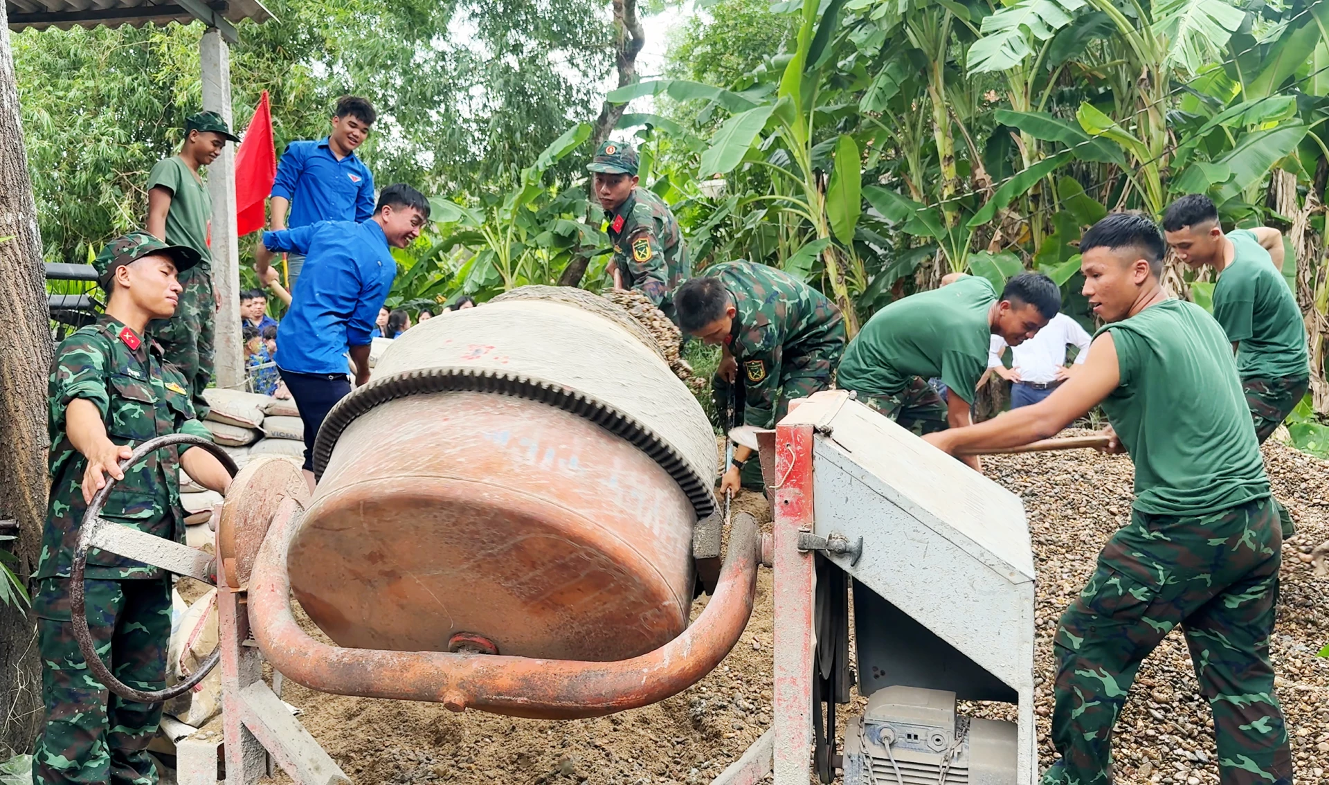 Đoàn xã Hải Lăng và Đoàn cơ sở, Trung đoàn Bộ binh 842 thực hiện công trình thanh niên hướng về tháng 7 tri ân - Ảnh: T.L
