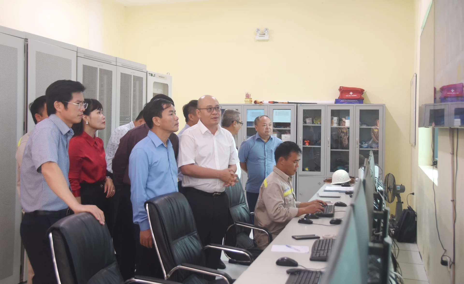 Đồng chí Bí thư Tỉnh ủy Nguyễn Văn Phương tham quan khu vực vận hành của Nhà máy điện gió Tài Tâm - Ảnh: Đ.V