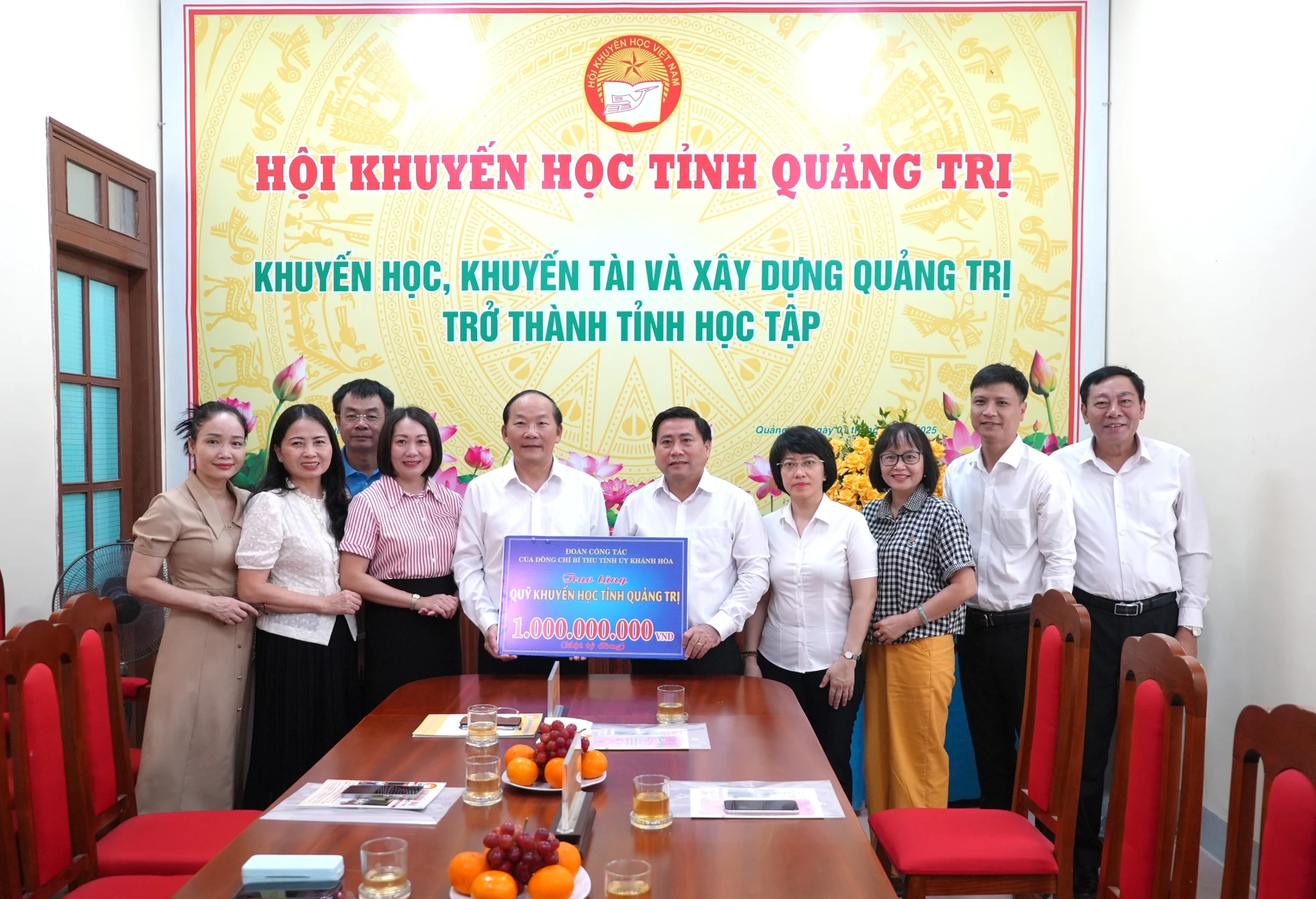 Đoàn công tác của Bí thư Tỉnh ủy Khánh Hòa hỗ trợ 1 tỉ đồng cho Hội Khuyến học tỉnh Quảng Trị