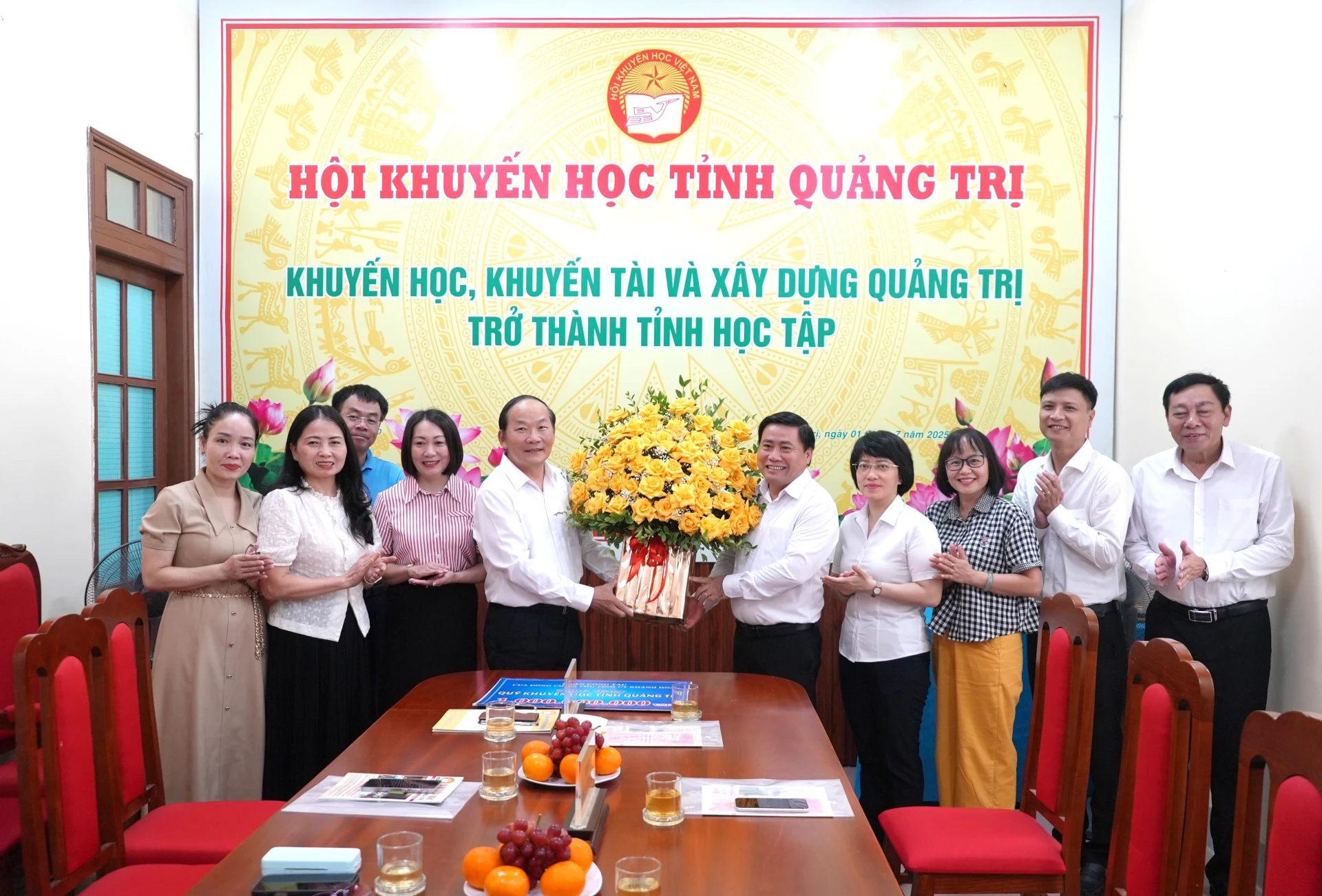 Lãnh đạo Hội khuyến học tỉnh Quảng Trị tặng hoa cho đoàn công tác của đồng chí Bí thư Tỉnh ủy Khánh Hòa - Ảnh: T.Đ