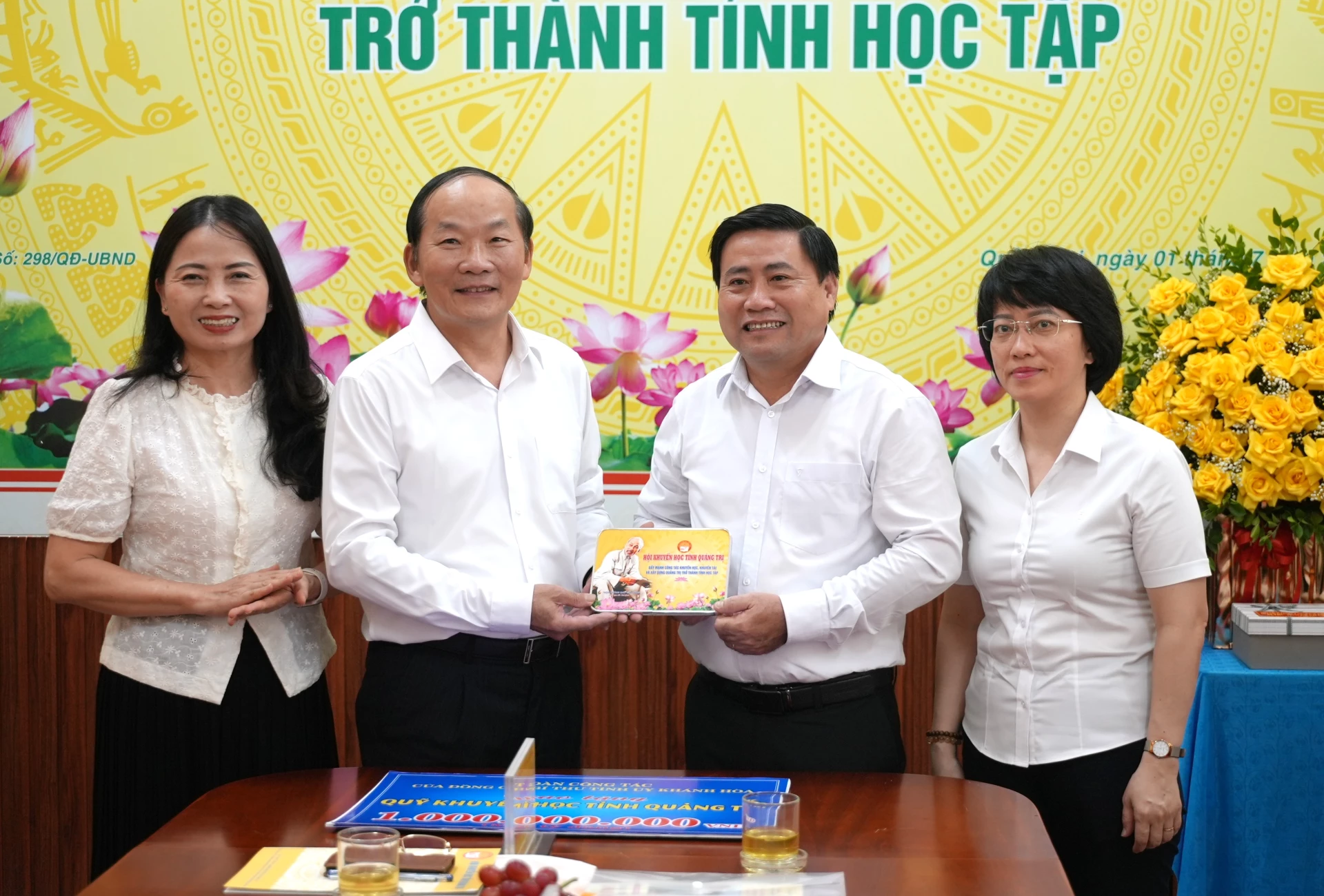 Lãnh đạo Hội khuyến học tỉnh Quảng Trị tặng quà cho đồng chí Lâm Đông, Phó Bí thư Tỉnh ủy, Chủ tịch HĐND tỉnh Khánh Hòa - Ảnh: T.Đ