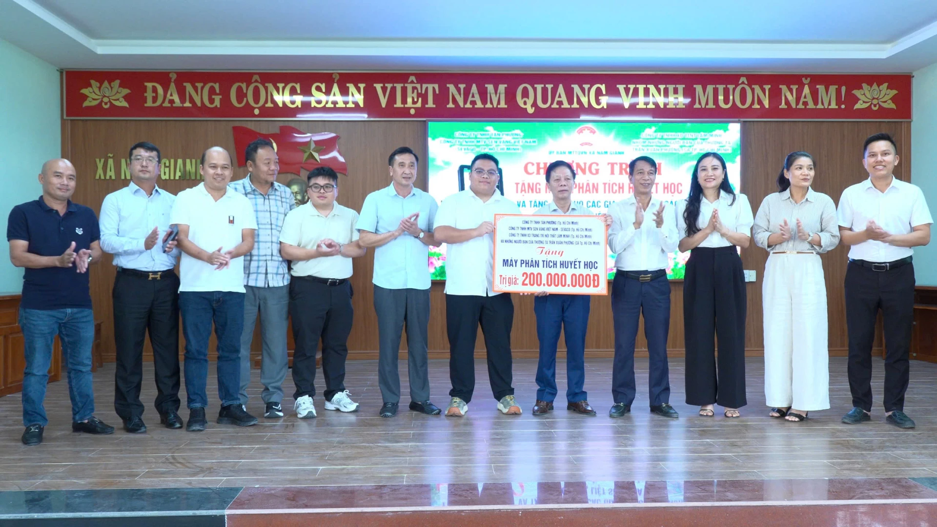 Trao tặng máy phân tích huyết học cho Trạm Y tế xã Nam Gianh - Ảnh: T.T