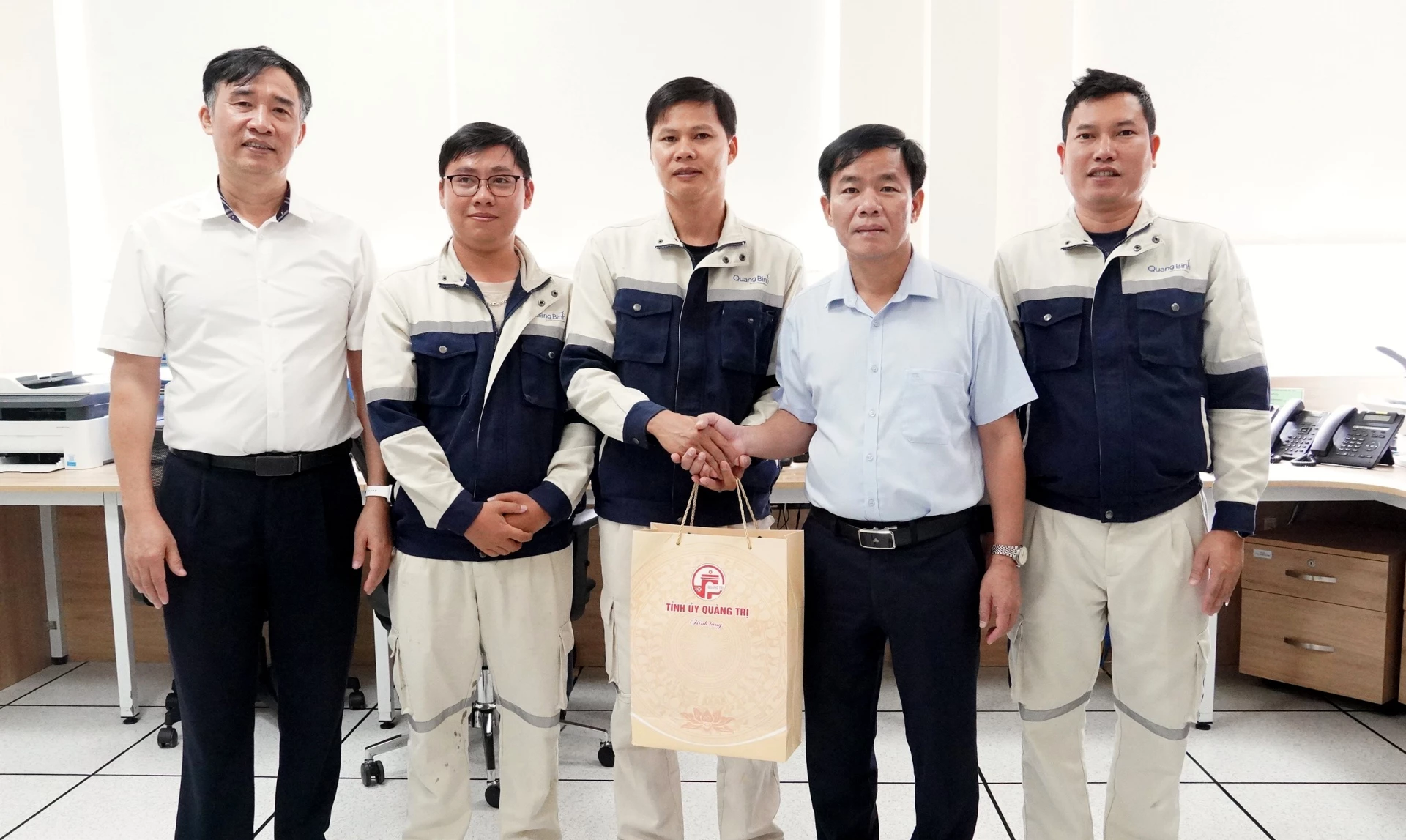 Đồng chí Nguyễn Văn Phương, Bí thư Tỉnh ủy tặng quà, động viên người lao động tại cụm Nhà máy điện gió B&T - Ảnh: Q.V